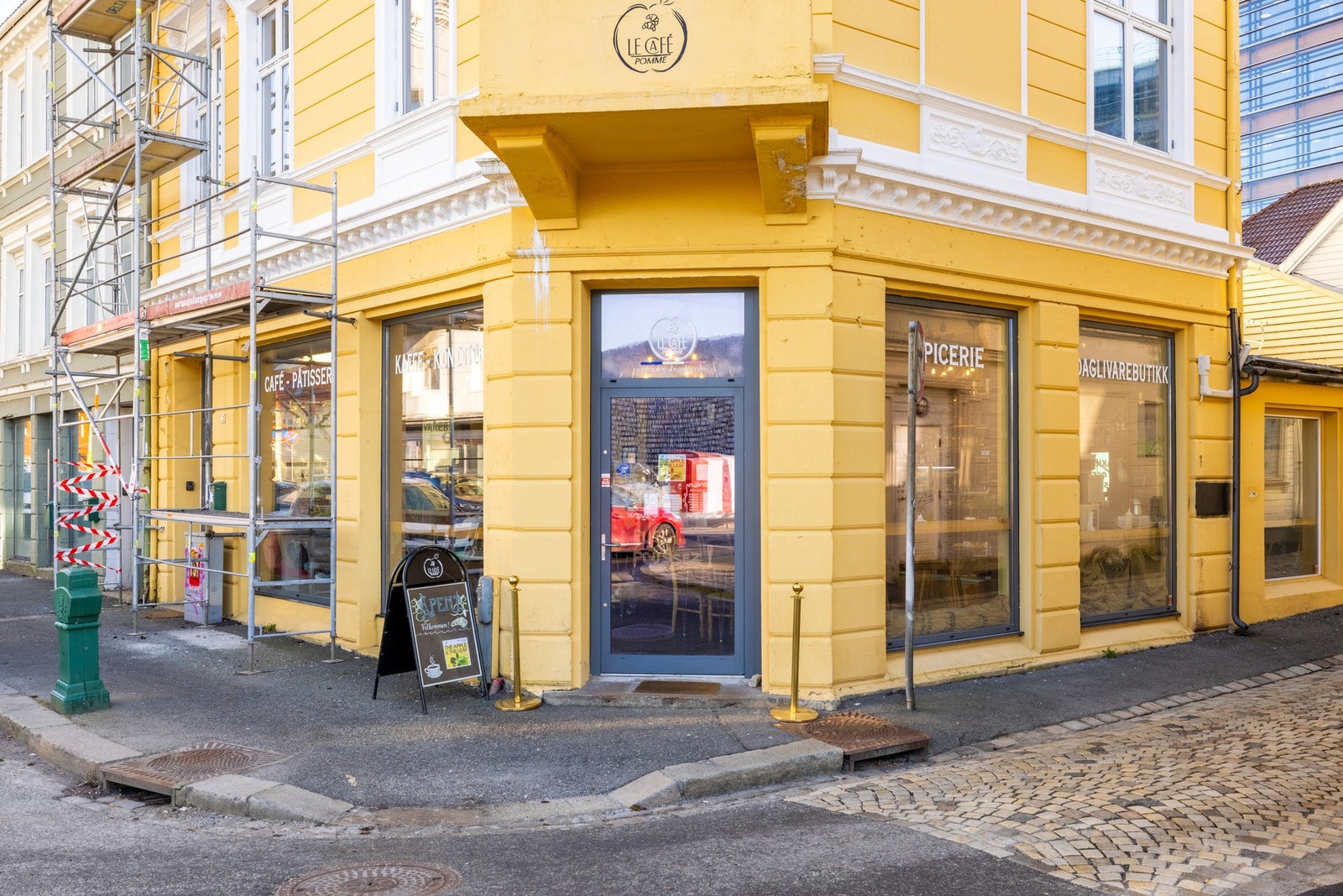 Le Café Pomme ligger i Nøstegaten og kan tiby deilig kaffe og bakverk. Galleribilde