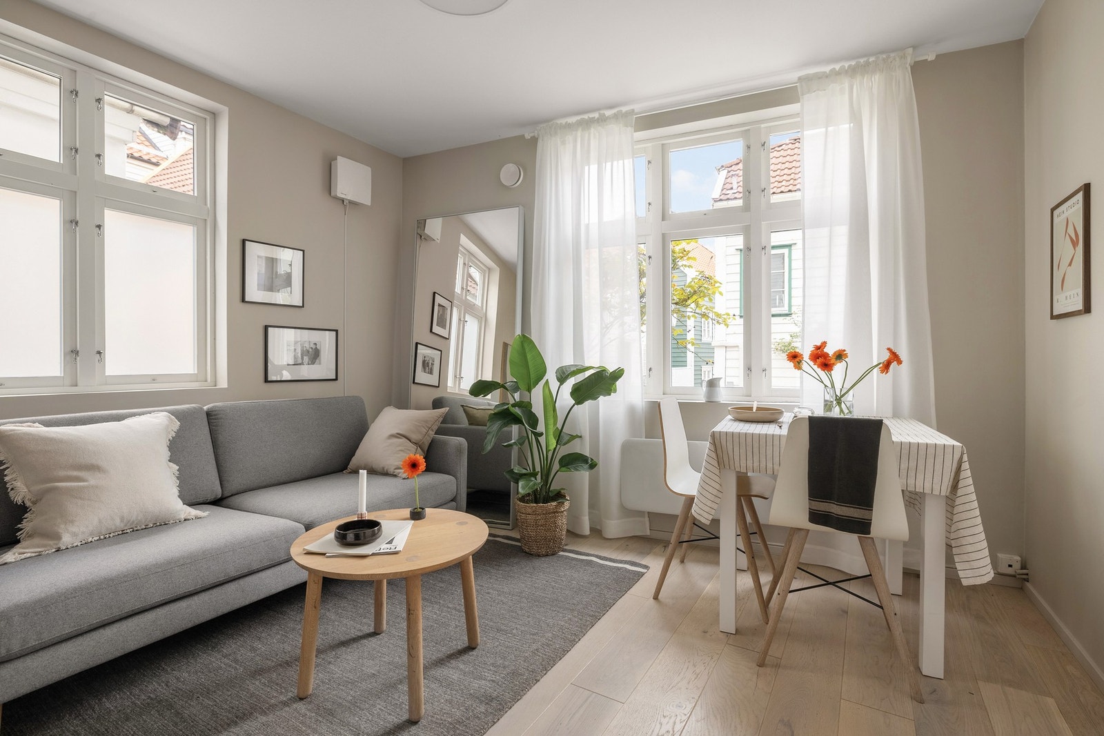 Det er gjennomgående 1-stavs parkett på gulv og slette vegger malt i en behagelig fargetone. Galleribilde