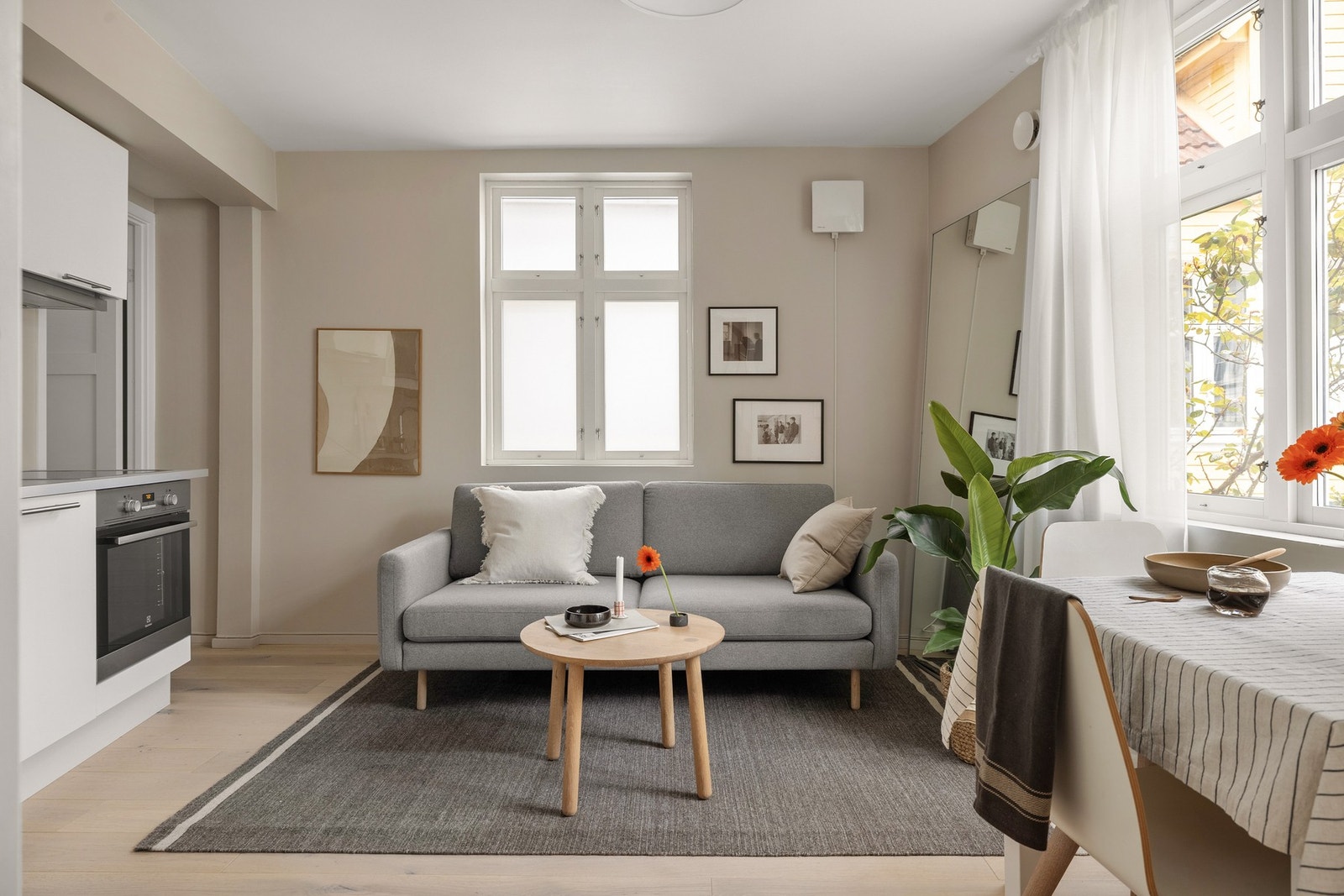 Rommet preges av moderne overflater og et herlig lysinnslipp fra de klassiske vinduene. Galleribilde