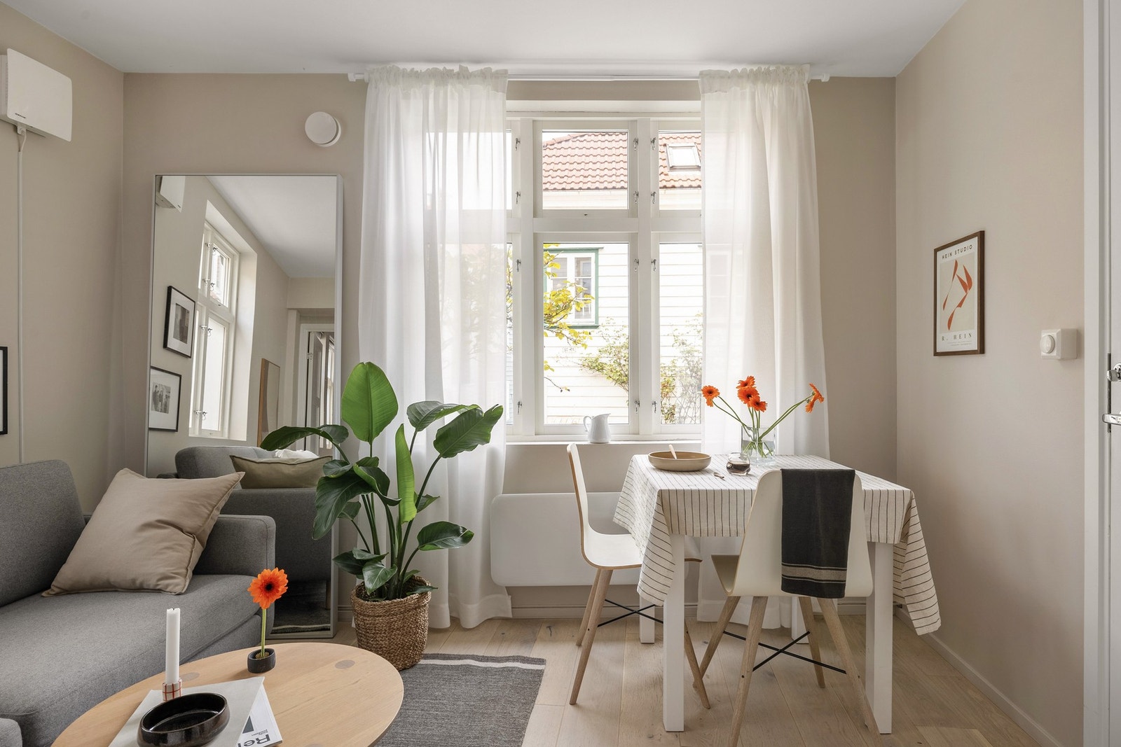 Spisebordet finner sin naturlige plass ved vinduet. Galleribilde