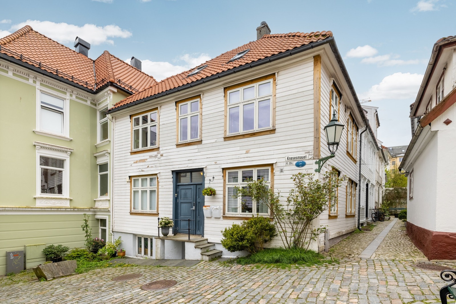 Beliggende i én av Bergens koseligste gater. Galleribilde