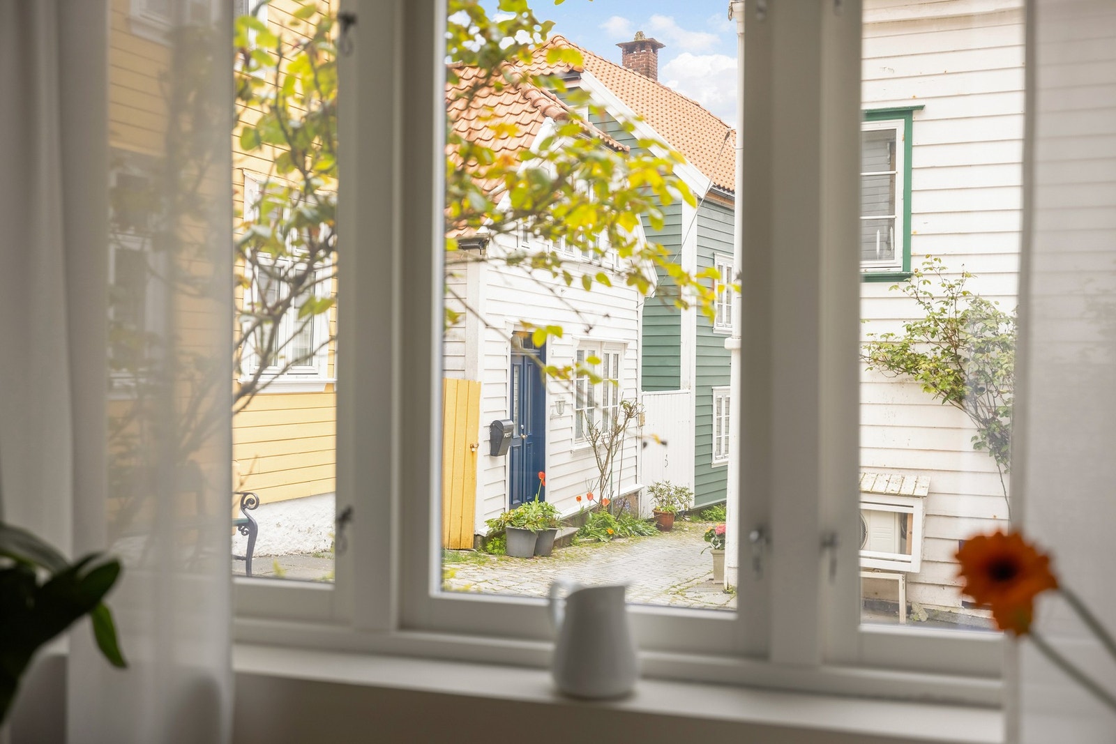 Her er man omringet av brosteinsbelagte gater og flott trehusbebyggelse. Galleribilde