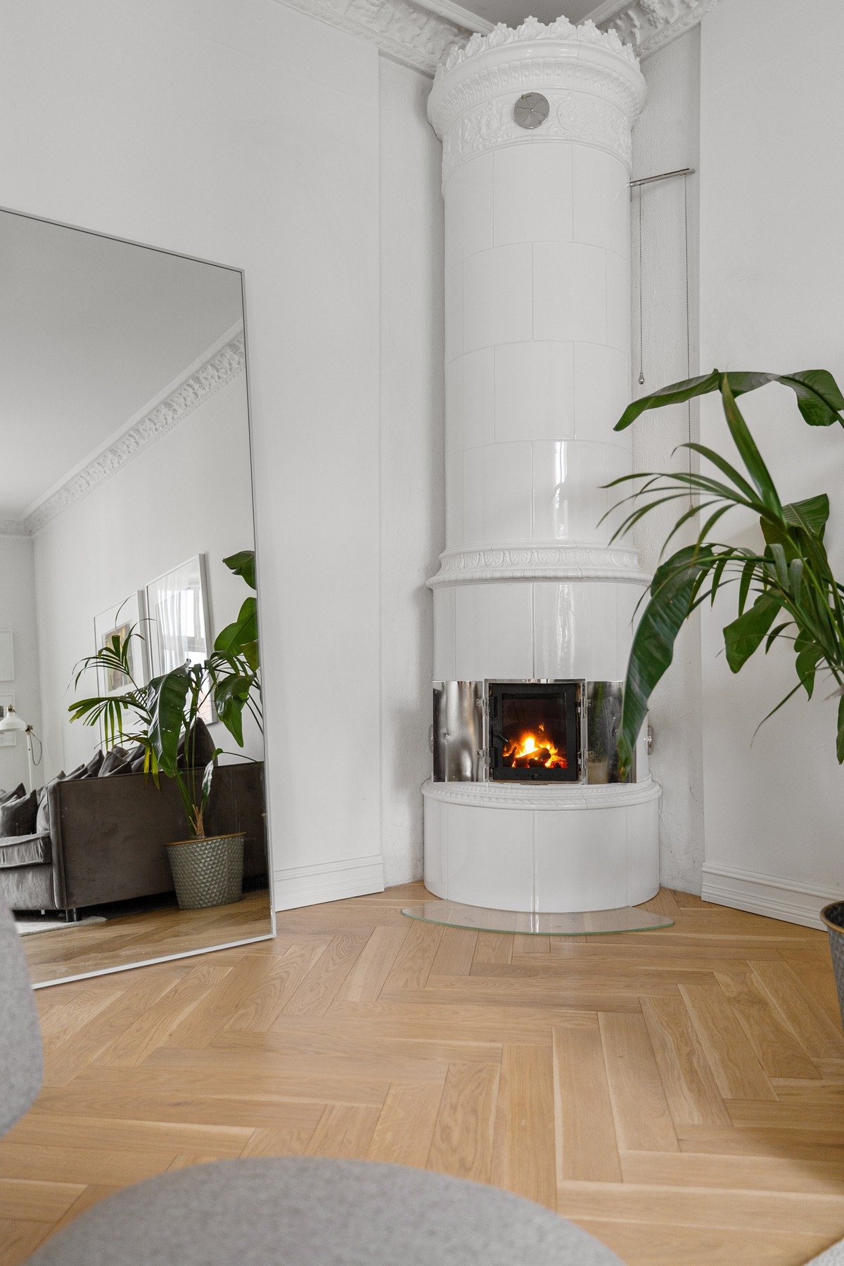 Leiligheten er utsmykket med vakker kakkelovn, stukkatur og rosett. Ny kakkelovn i 2024. Galleribilde