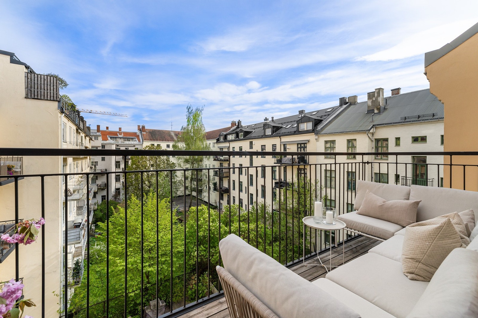 Sydøstvendt balkong med sol fra morgen til ettermiddag. Galleribilde