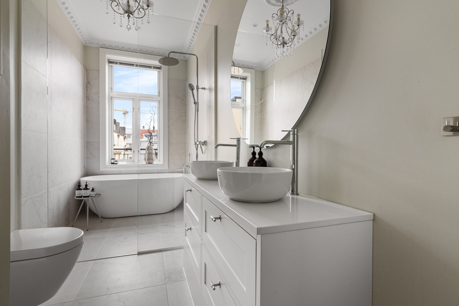 Klassisk eleganse med full takhøyde på baderom, stukkatur og rosett. Galleribilde