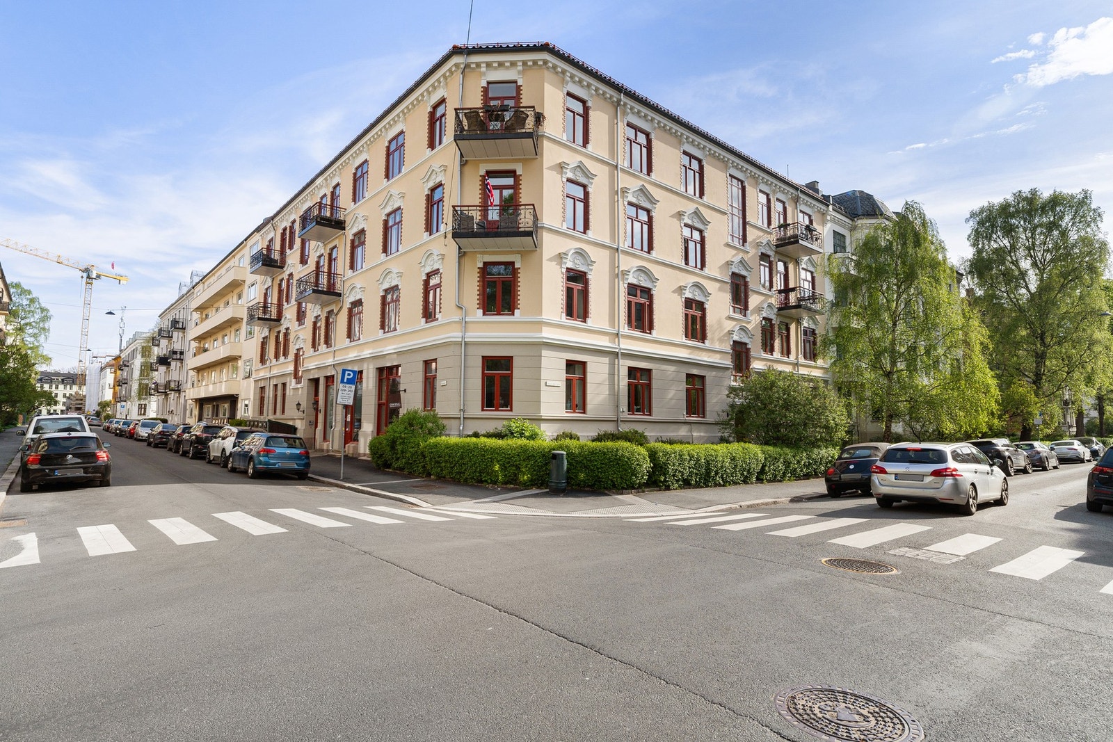 Nyrenovert fasade, trappeoppganger og inngangsdører til leilighet og fellesarealer. Galleribilde