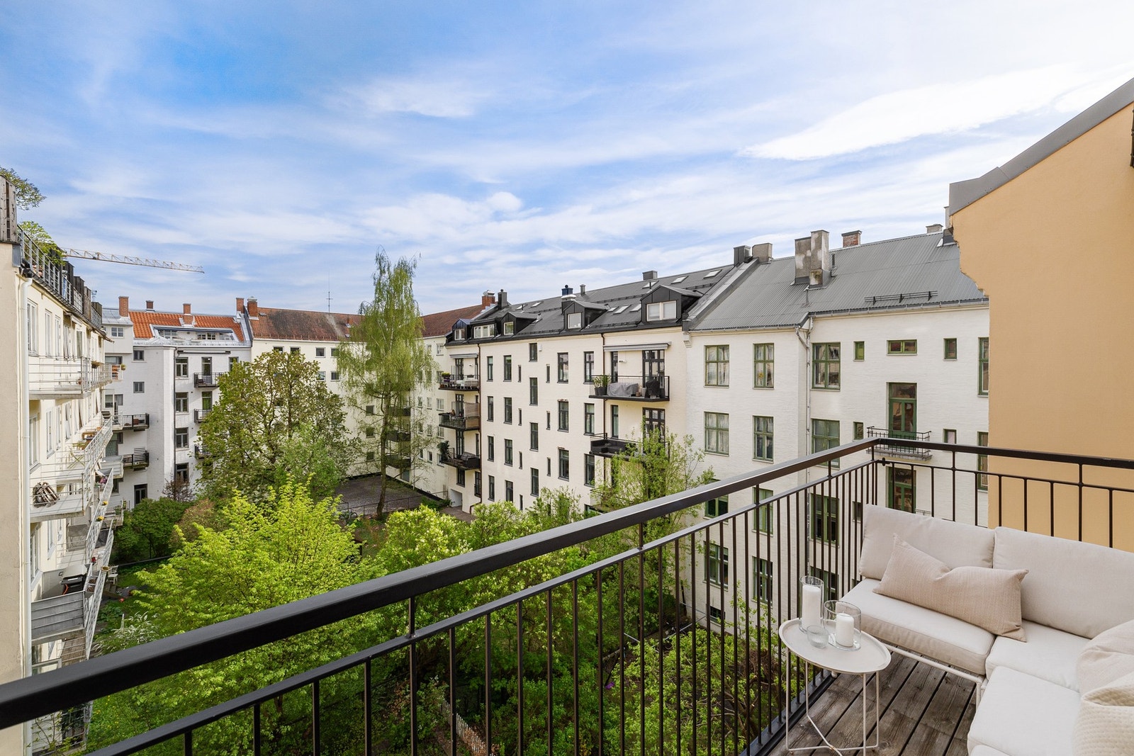 Åpent, grønt og flott gårdsrom med god avstand mellom bebyggelse. Galleribilde