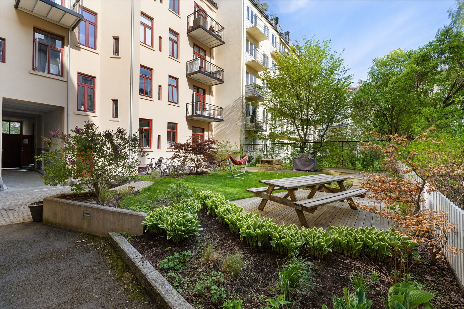 Vakker hjørnegård med nydelig bakgård og idyllisk forhage. Galleribilde