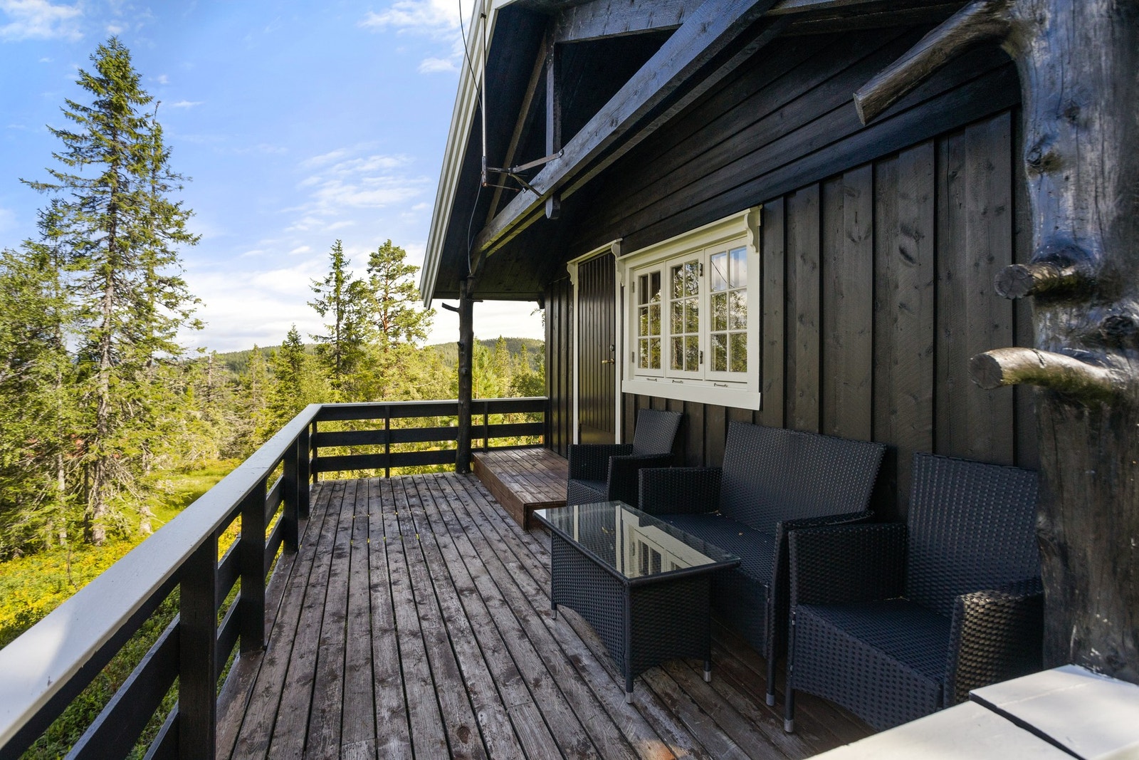 Fra verandakroken kan man nyte solen! Galleribilde