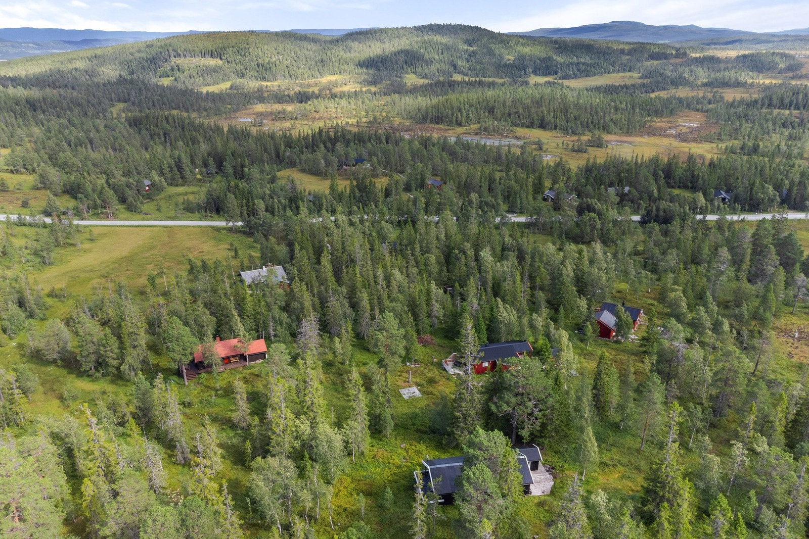 Nærområdet består av flotte fiskevann, gode jaktmuligheter og et terreng som er rikt på bær og multer Galleribilde
