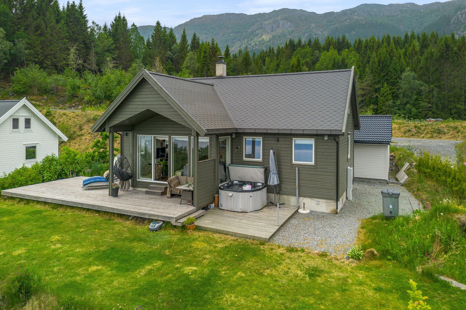 Opparbeidet hage med plen, kjøkkenhage og stor biloppstillingsplass Galleribilde