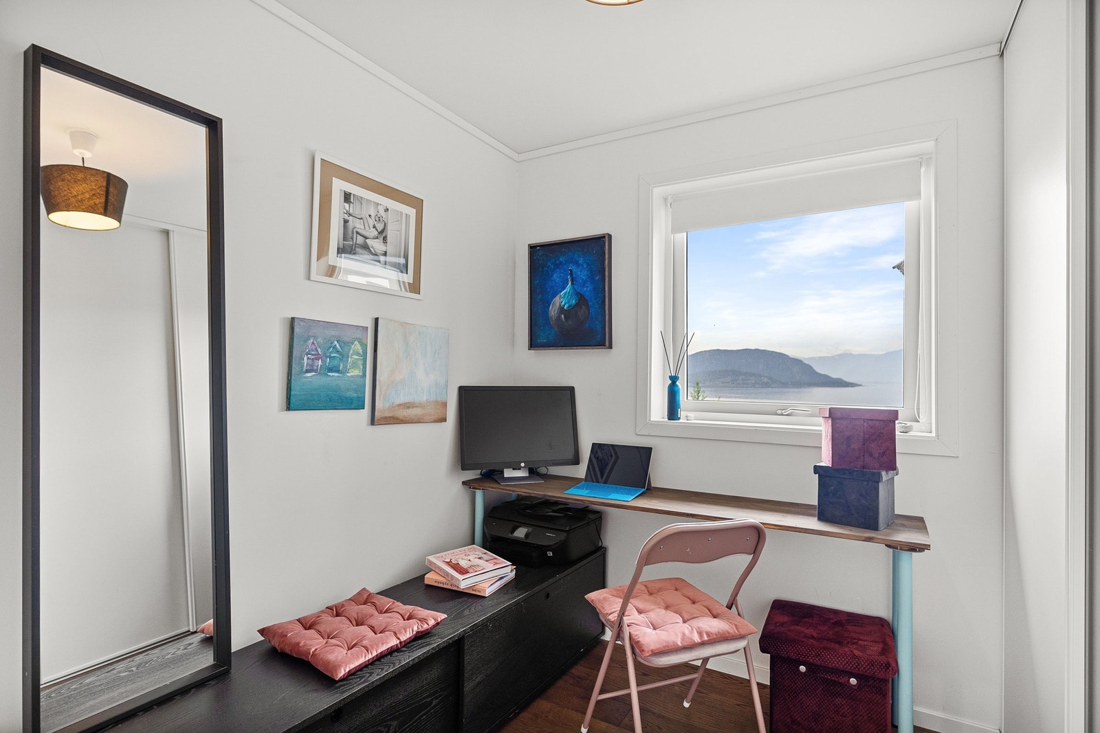 Soverom 3 med elfa skyvedørsgarderobe og innredning Galleribilde