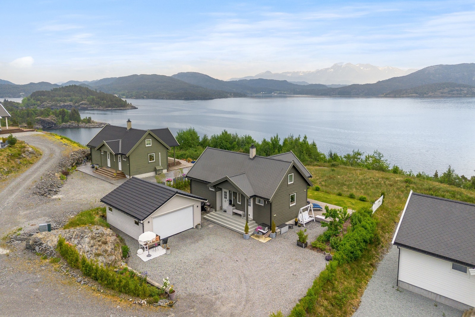 Garasje med el-bil lader Galleribilde