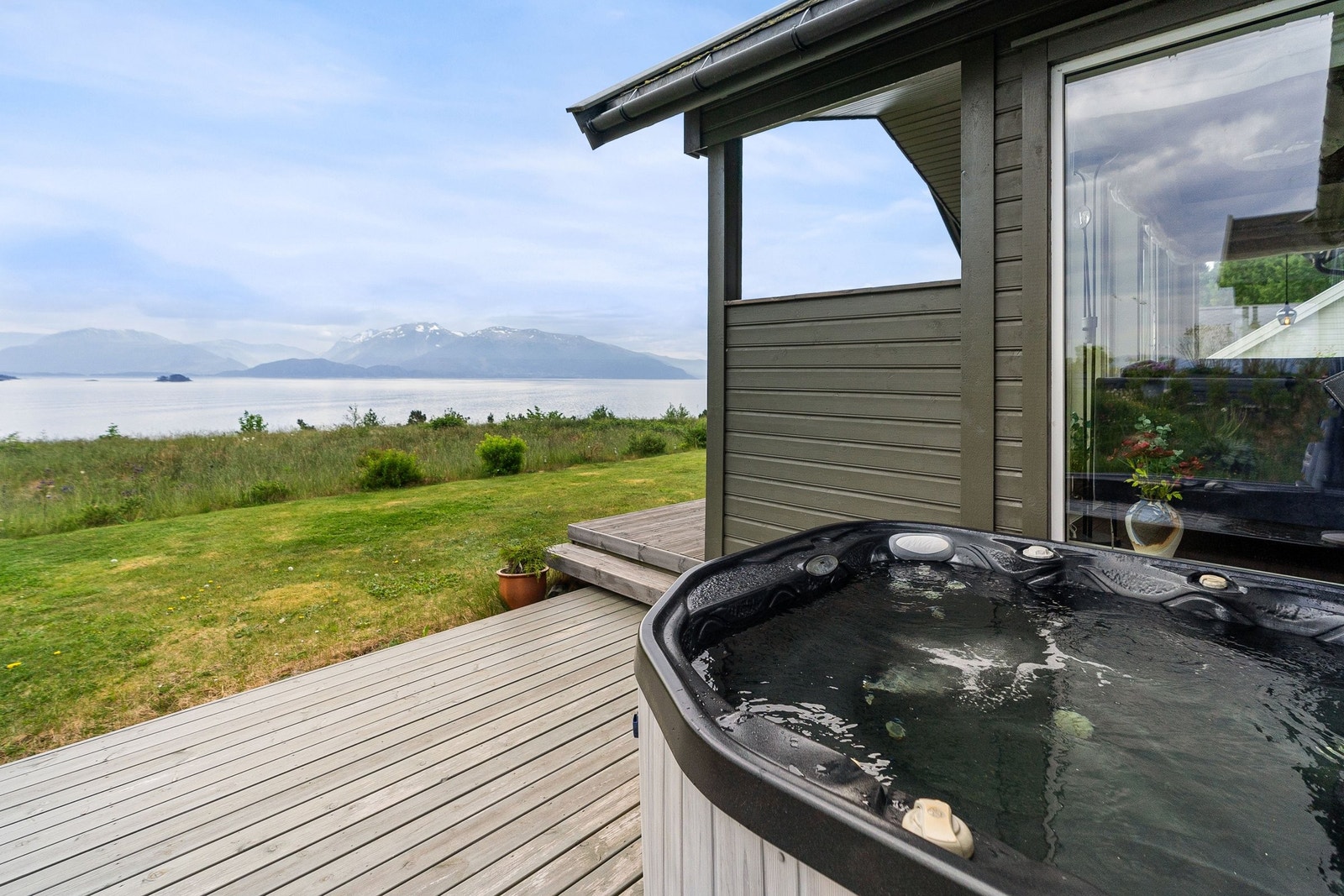 Herlig jacuzzi med utsikt over fjord og fjell Galleribilde