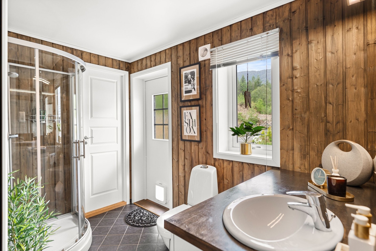 Bad / vaskerom, innredet med dusjkabinett, toalett og innredning Galleribilde