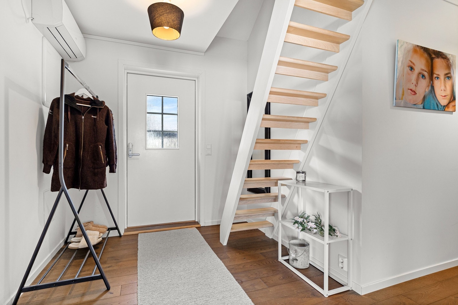 Inngangsparti med plass til oppheng til yttertøy. Trapp opp til stor hems Galleribilde