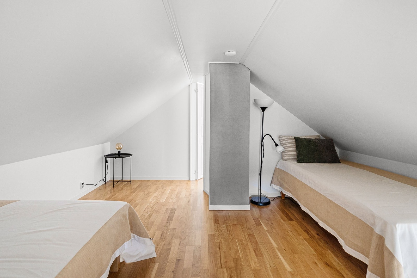 Mellomgang på hems med 2 stk senger Galleribilde