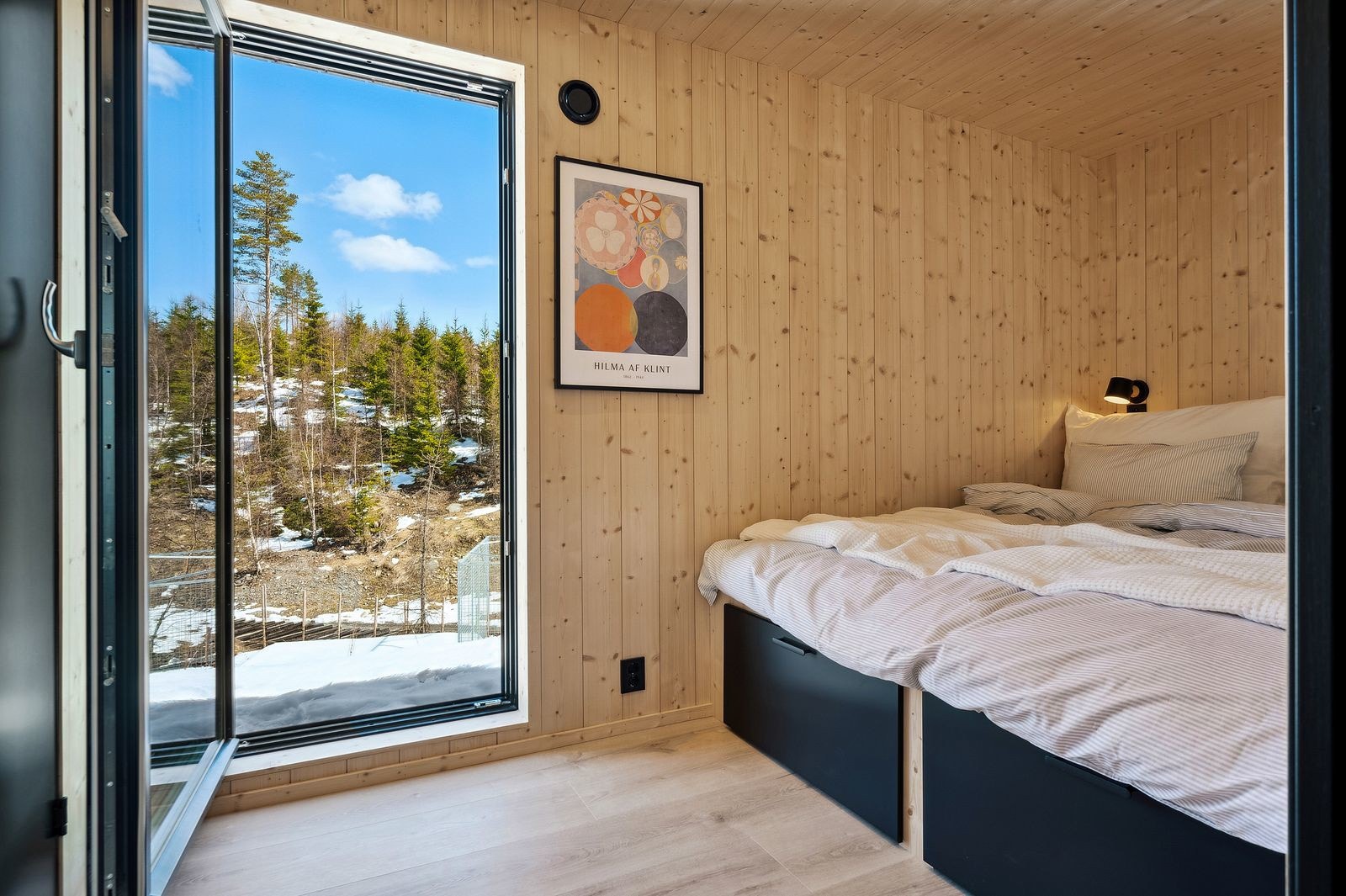 Soverom 4 ligger i en egen del av fritidsboligen med tilhørende bad - som en egen gjestefløy. Galleribilde