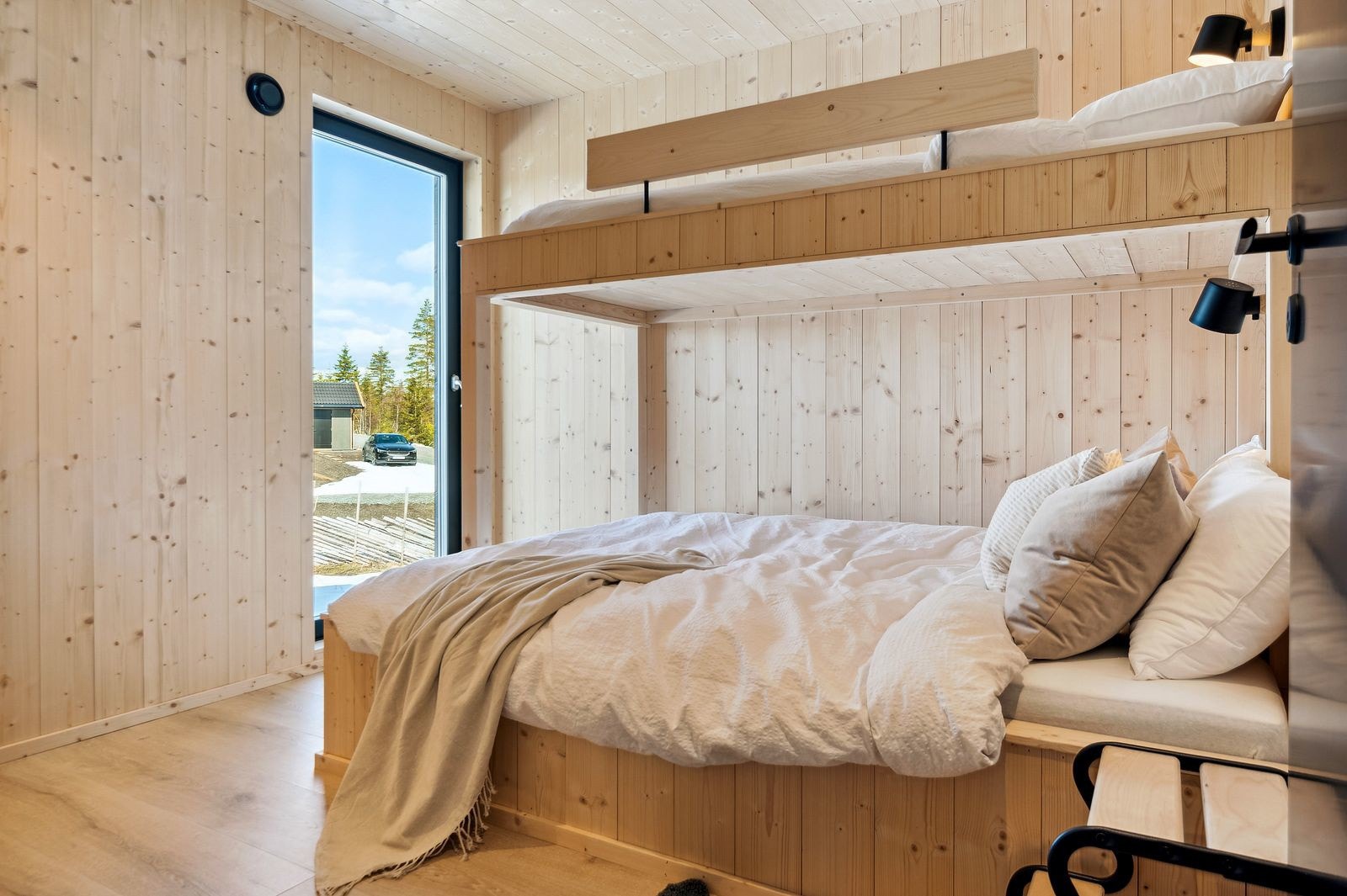 Soverom 3 er av god størrelse med ubehandlet granpanel på veggflater, downlights i himling og lyspigmentert laminat på gulv med gulvvarme. Det er bygget inn en spesialtilpasset familiekøye. Galleribilde