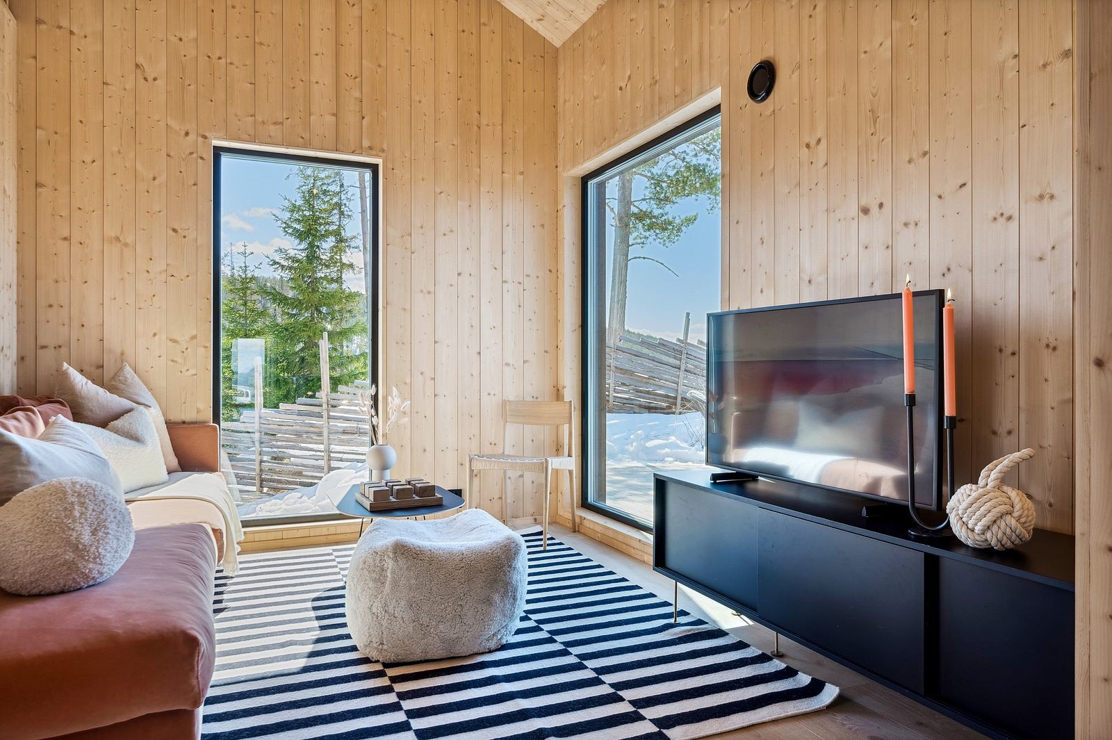 Rommet har lyspigmentert laminat på gulv med gulvvarme og ubehandlet granpanel på veggflater, samt i himling. Gode vindusflater slipper inn rikelig med lys. Galleribilde