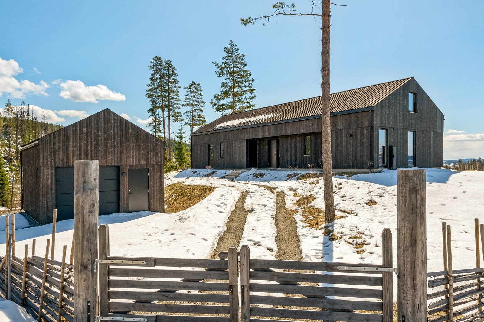 Parkering i uisolert enkelt garasje. Elektrisk portåpner. Det er innlagt lys og strøm. Elskap i garasjen, 400 Volt. Tilrettelagt for elbillader. Galleribilde