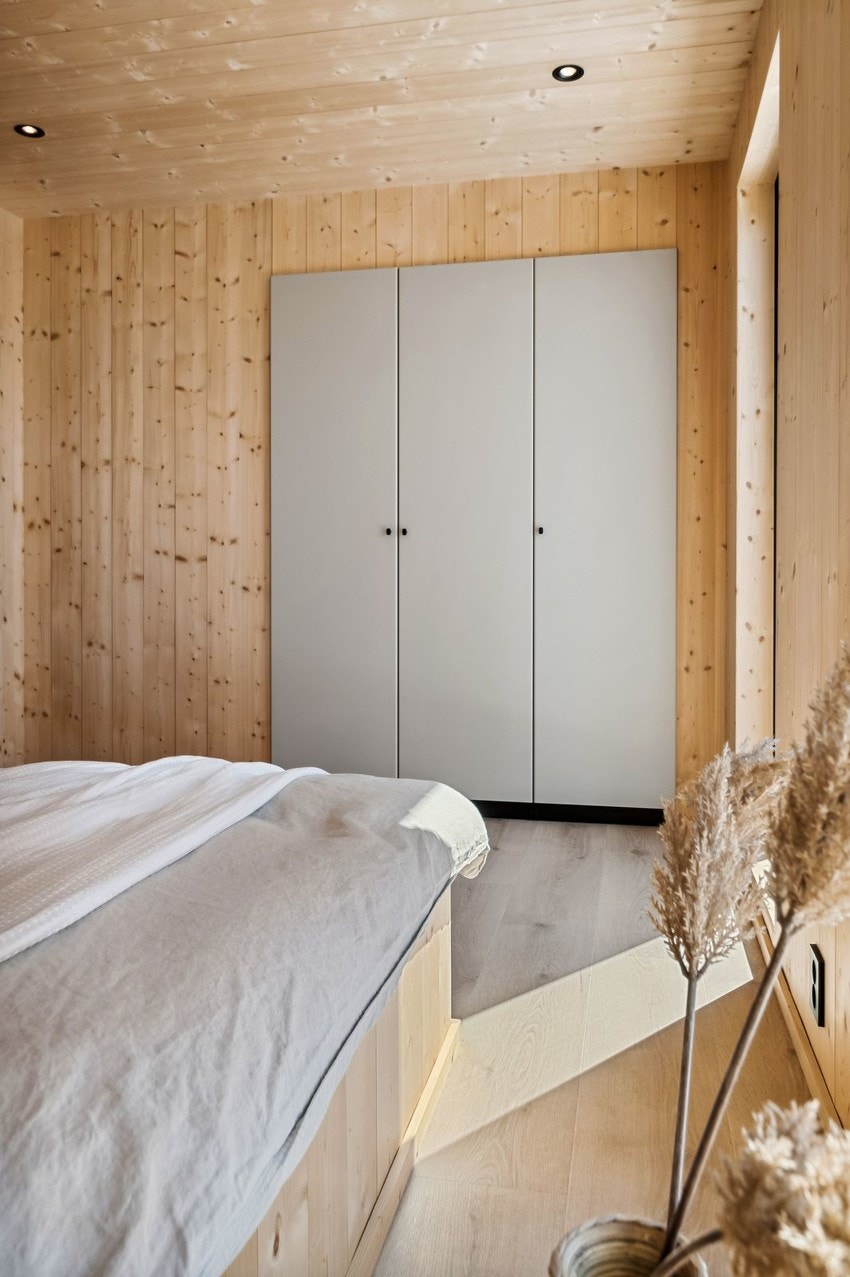 De store vinduene slipper inn rikelig med lys og gir en nydelig utsikt over Mjøsa i dalen nedenfor. Det er satt inn rikelig med garderobeskap. Galleribilde