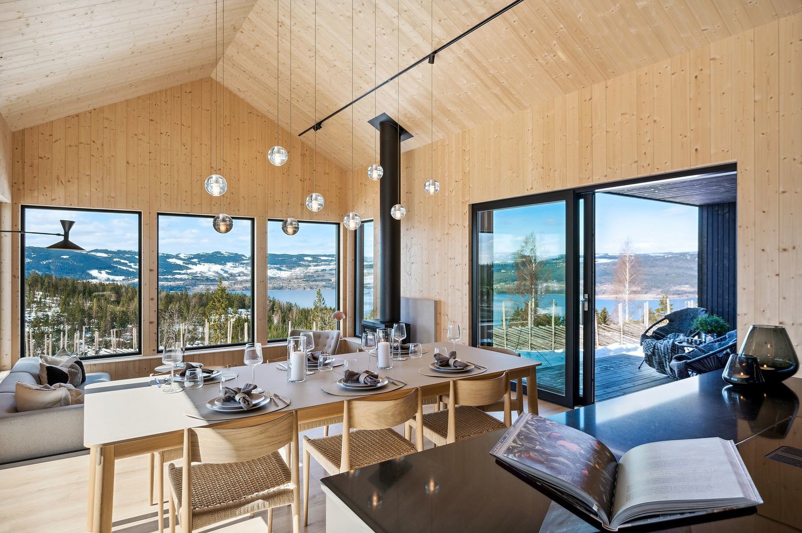 Spisestuen i forkant av kjøkkenet innbyr til hyggelige måltider med familie og gode venner. Flott lys fra tallrike vinduer med nydelig utsyn! Galleribilde