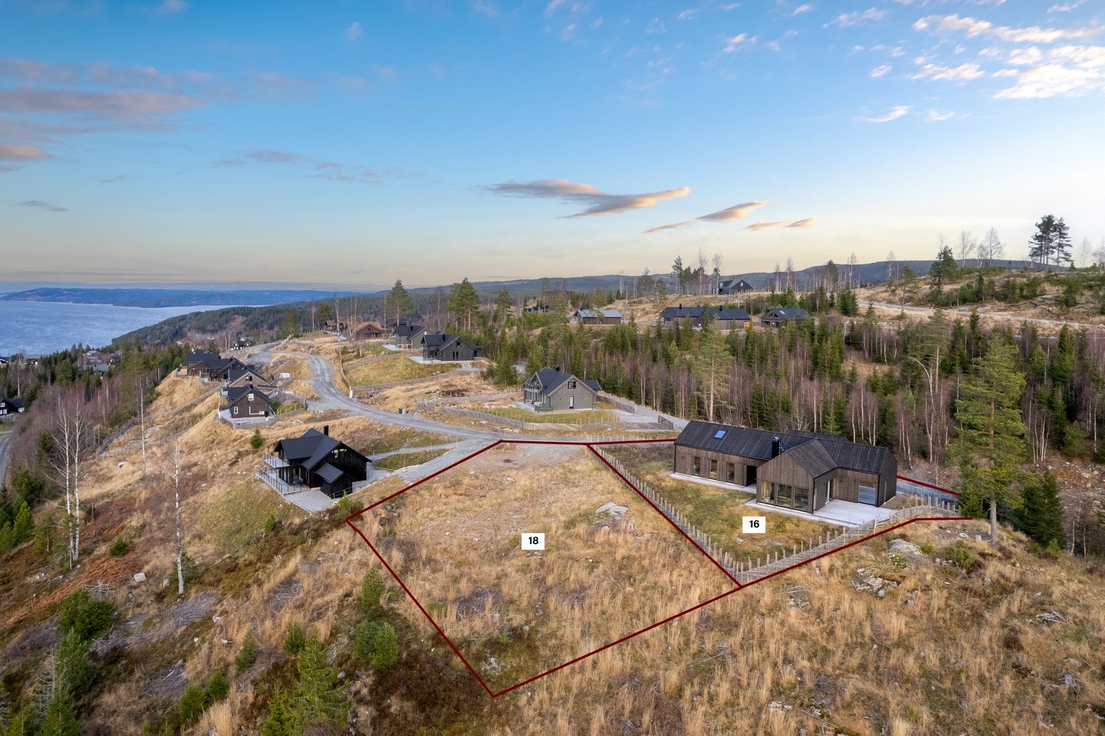 Arkitekttegnet og betydelig påkostet fritidsbolig fra 2021 med en gjennomgående høy kvalitet. Mulighet for kjøp av tilgrensende nabotomt Budalslia 18 mot en egen avtale, konferer megler. Galleribilde