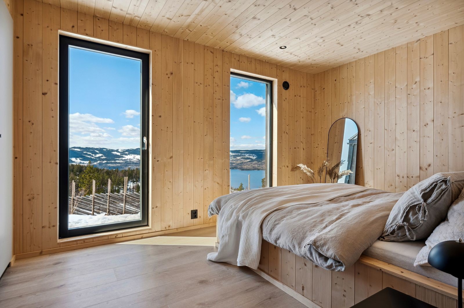 Fritidsboligen har totalt 4 romslige og tiltalende soverom, alle med spesialtilpassede senger. Hovedsoverommet fremstår som meget innbydende med ubehandlet granpanel på veggflater, downlights i himling og lyspigmentert laminat på gulv med gulvvarme. Galleribilde