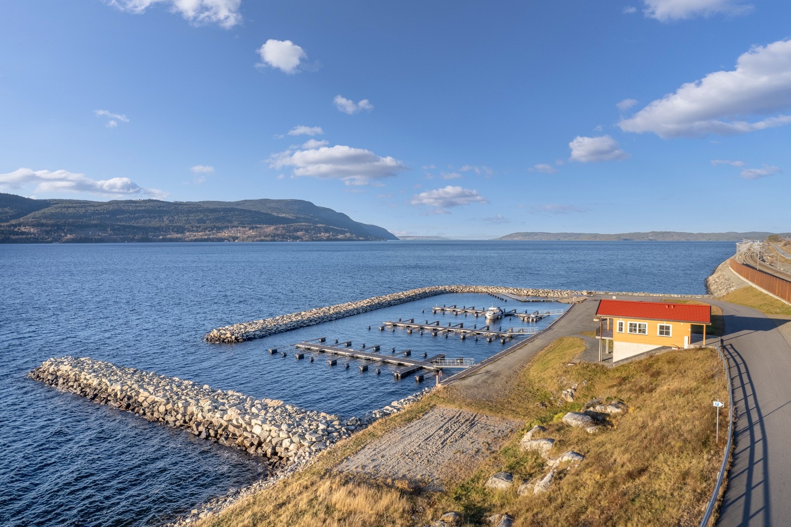 Mjøsa m/bryggeanlegg. Galleribilde