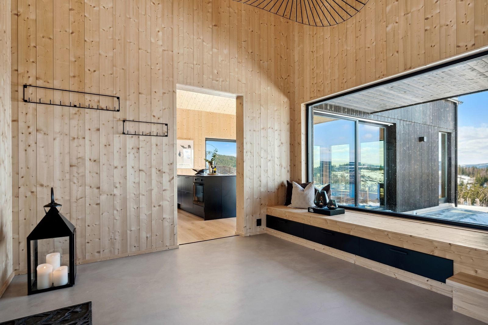 Det er bygget inn en spesialtilpasset sittebenk under vinduet med praktiske oppbevaringsskuffer. Oppvarming via varmekabler i gulv. Galleribilde