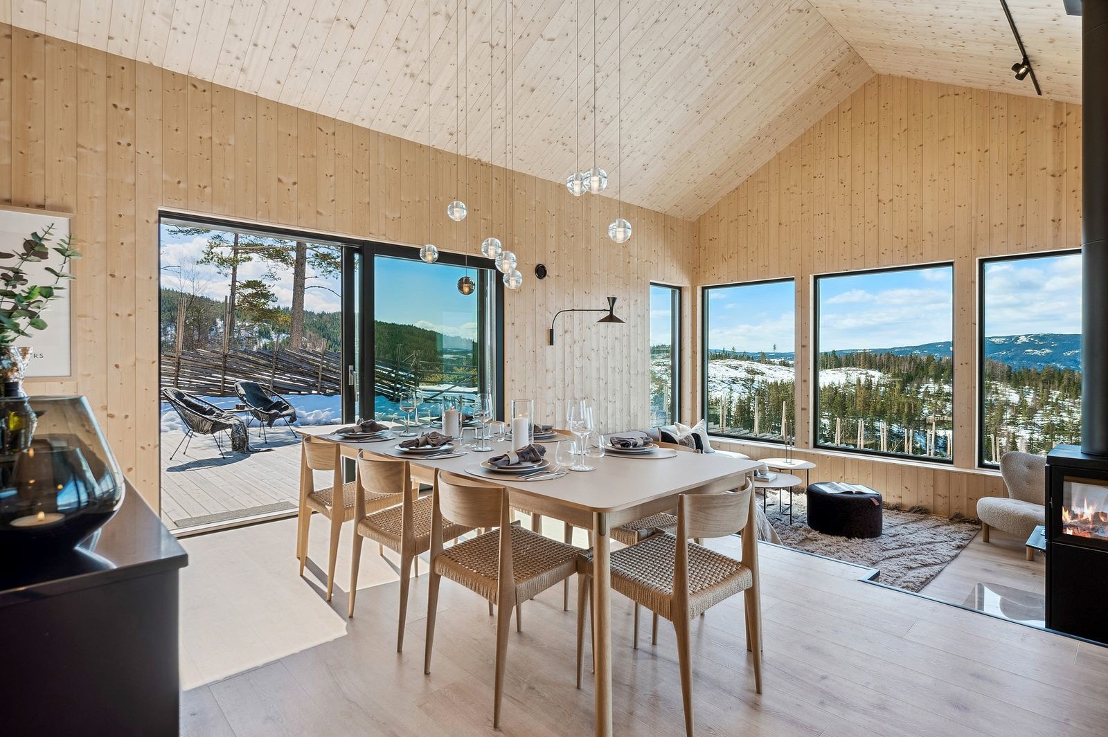 Innvendige vegger og himling er holdt i ubehandlet granpanel og den flotte takhøyden med topp-punkt på hele 4,55 meter gir en svært luftig romfølelse. Galleribilde