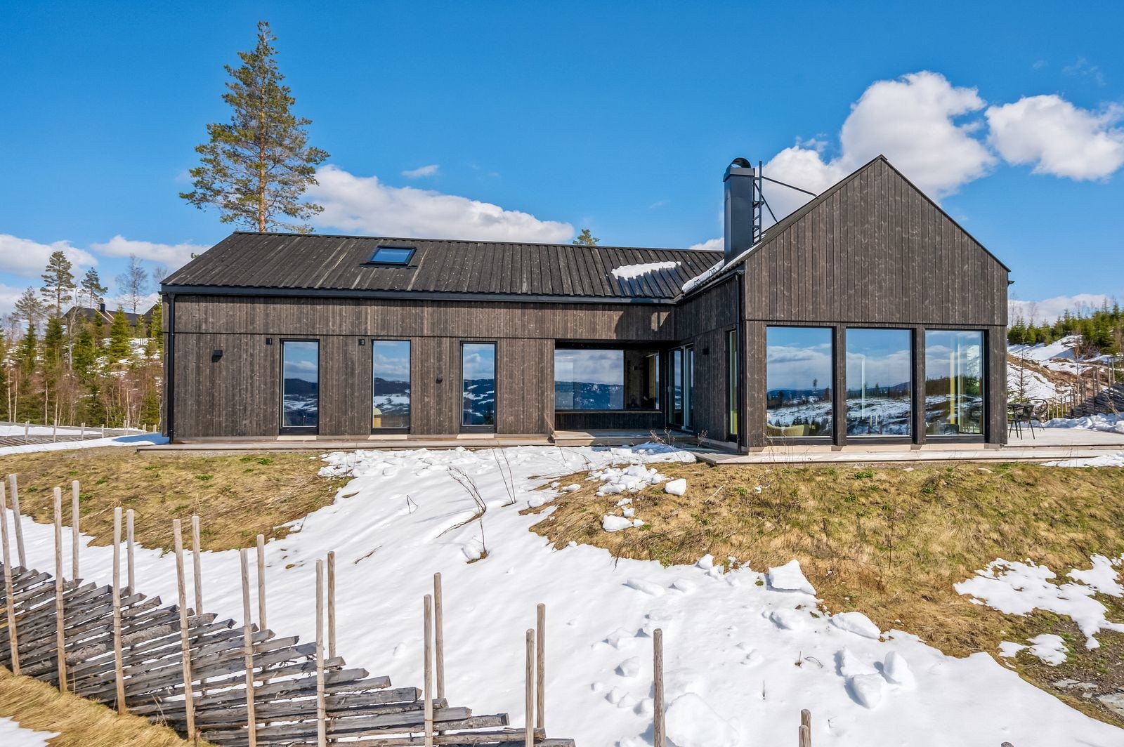 Tomten rundt fritidsboligen er lett skrånende og fremstår som en stor solrik naturtomt bestående av naturlig vegetasjon som bla. blåbær- og tyttebærlyng, busker, samt noen små fjellknauser. Galleribilde