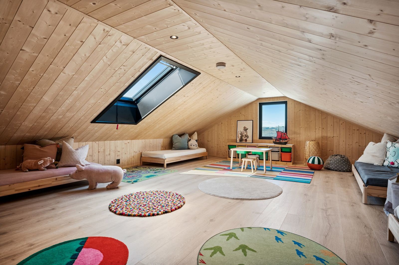 Hems med gulvareal på 41 kvm, av dagens eier benyttet som lekerom. Galleribilde