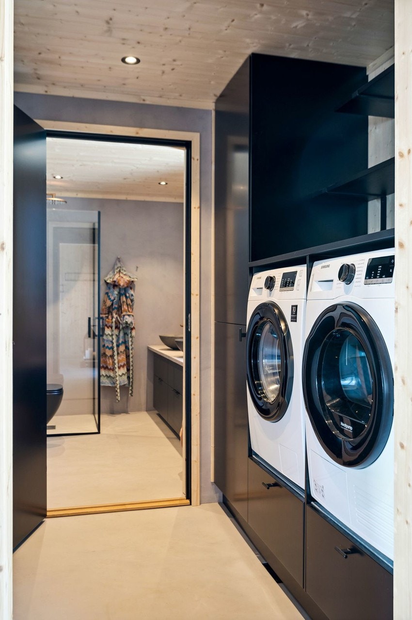 Separat vaskerom med direkte adkomst fra hall og hovedbadet. Inneholder bla. praktisk skapinnredning fra gulv til tak, skuffer, vegghengte hyller, samt opplegg for både vaskemaskin og tørketrommel. Galleribilde