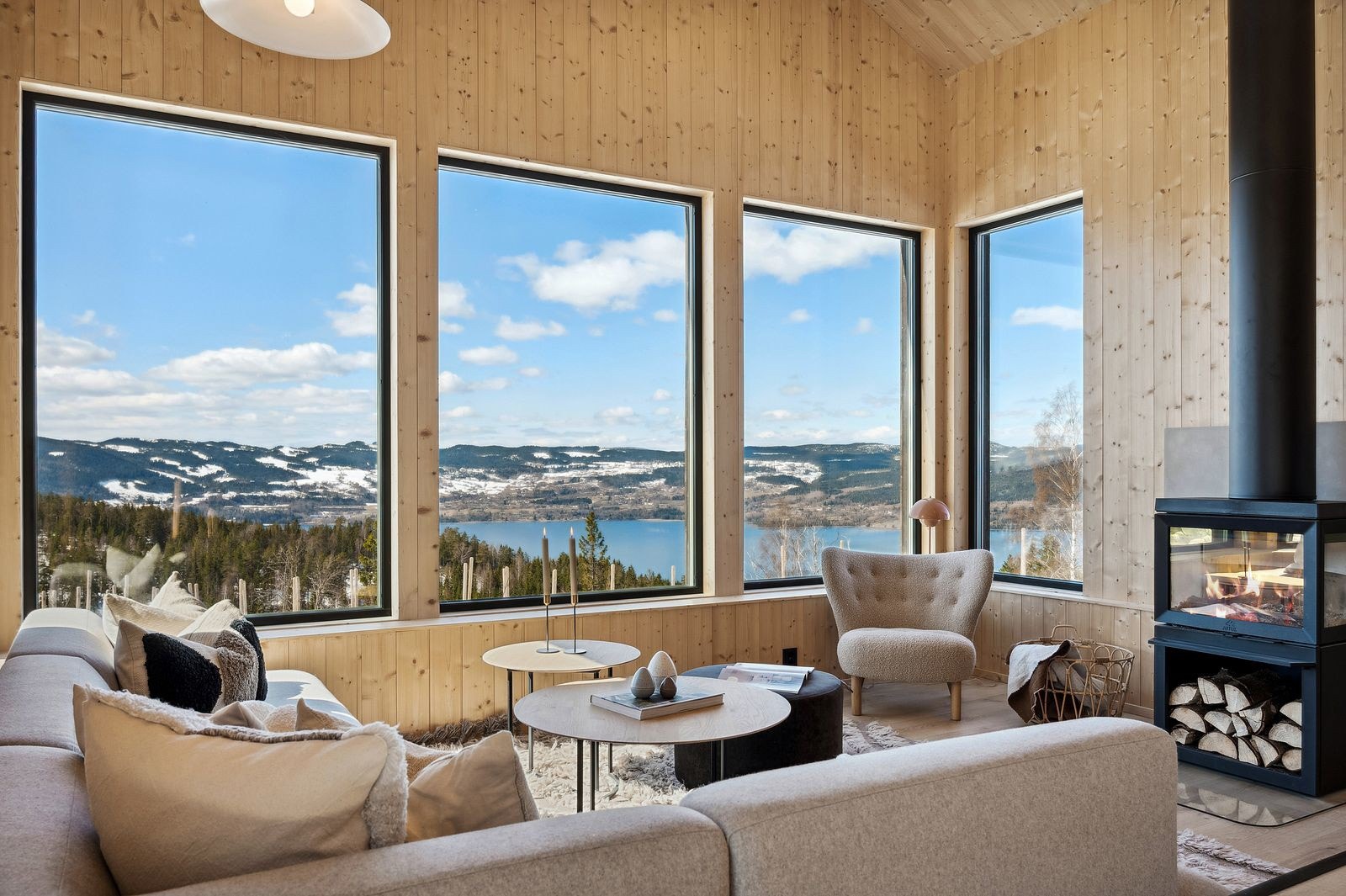 Her kan du se ut på det naturskjønne landskapet i flere himmelretninger gjennom de store panoramavinduene. Galleribilde