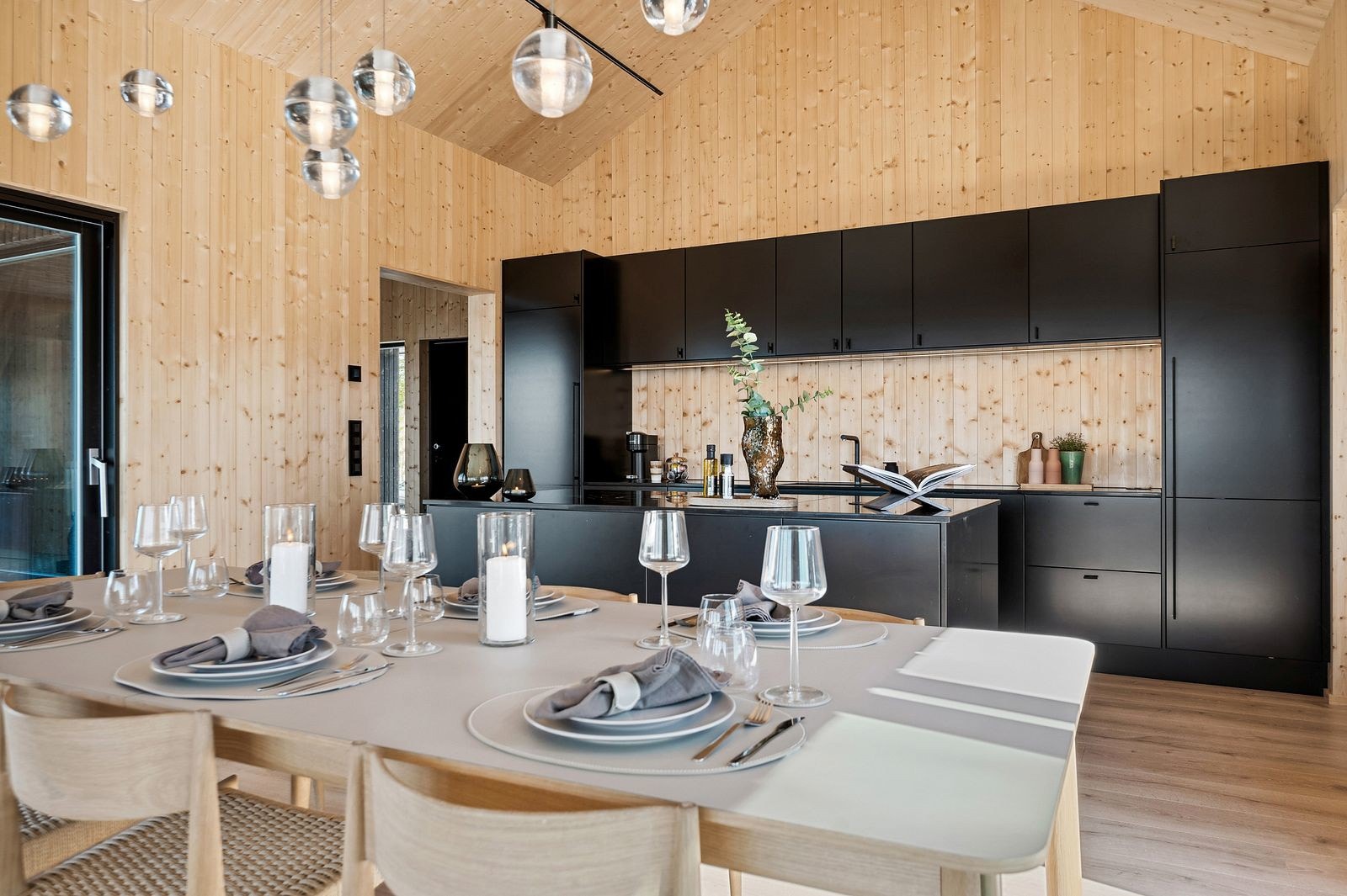 På gulvet er det lagt nydelig, lyspigmentert enstavs laminat med underliggende gulvvarme som strekker seg sømløst gjennom de øvrige oppholdsrommene. Galleribilde