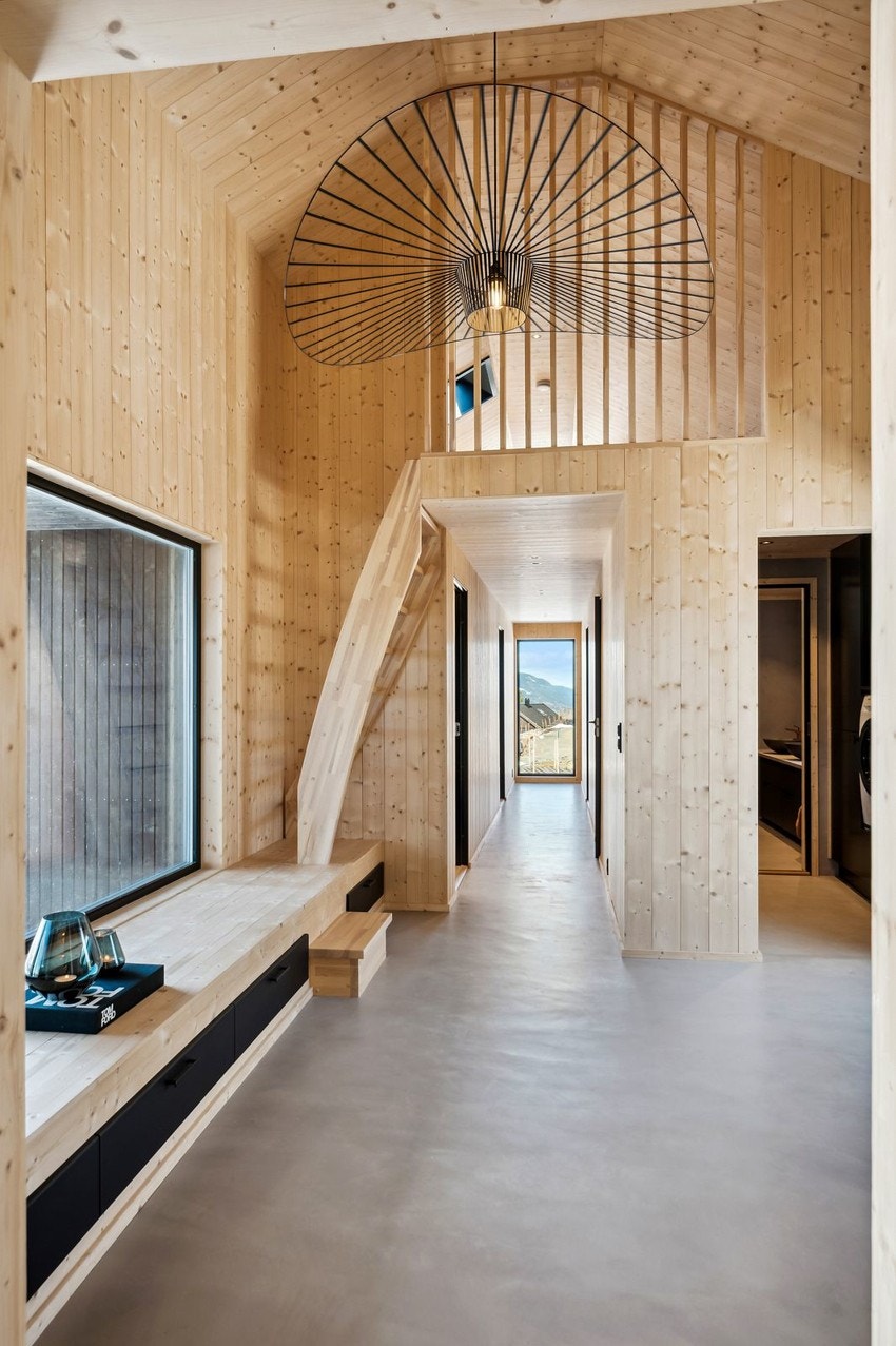 Trapp fra hall opp til stort hemsareal. Galleribilde