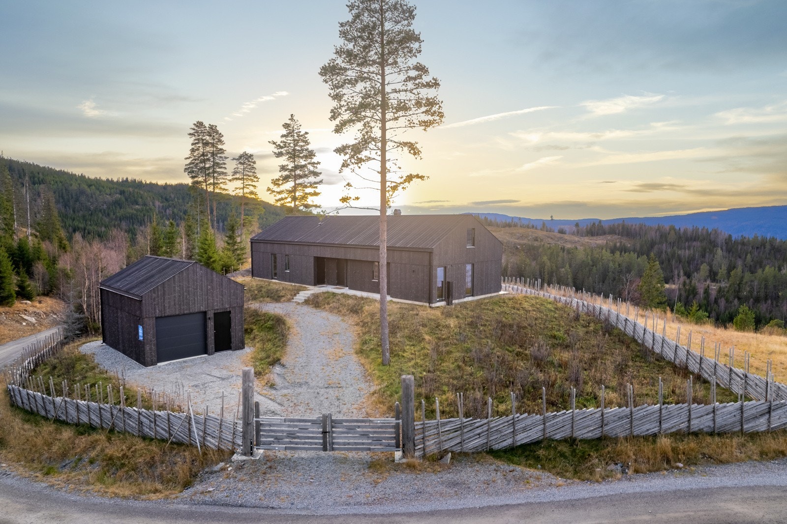 Eiendommen har en attraktiv beliggenhet i et idyllisk og naturskjønt område på populære Mjøsli, grensende direkte til marka og flott turterreng. Galleribilde