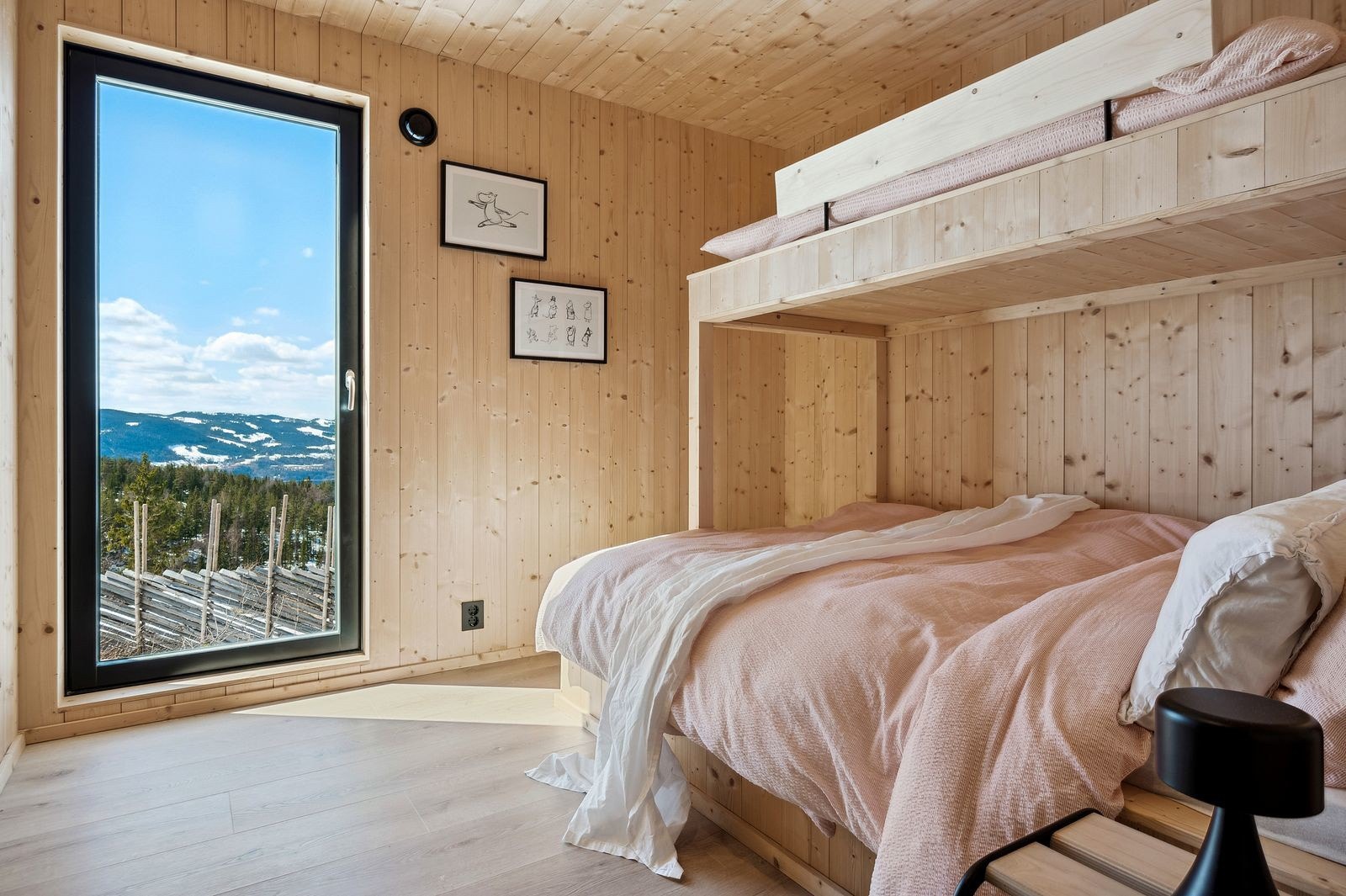 Soverom 2 er av god størrelse med ubehandlet granpanel på veggflater, downlights i himling og lyspigmentert laminat på gulv med gulvvarme. Det er bygget inn en spesialtilpasset familiekøye. Galleribilde