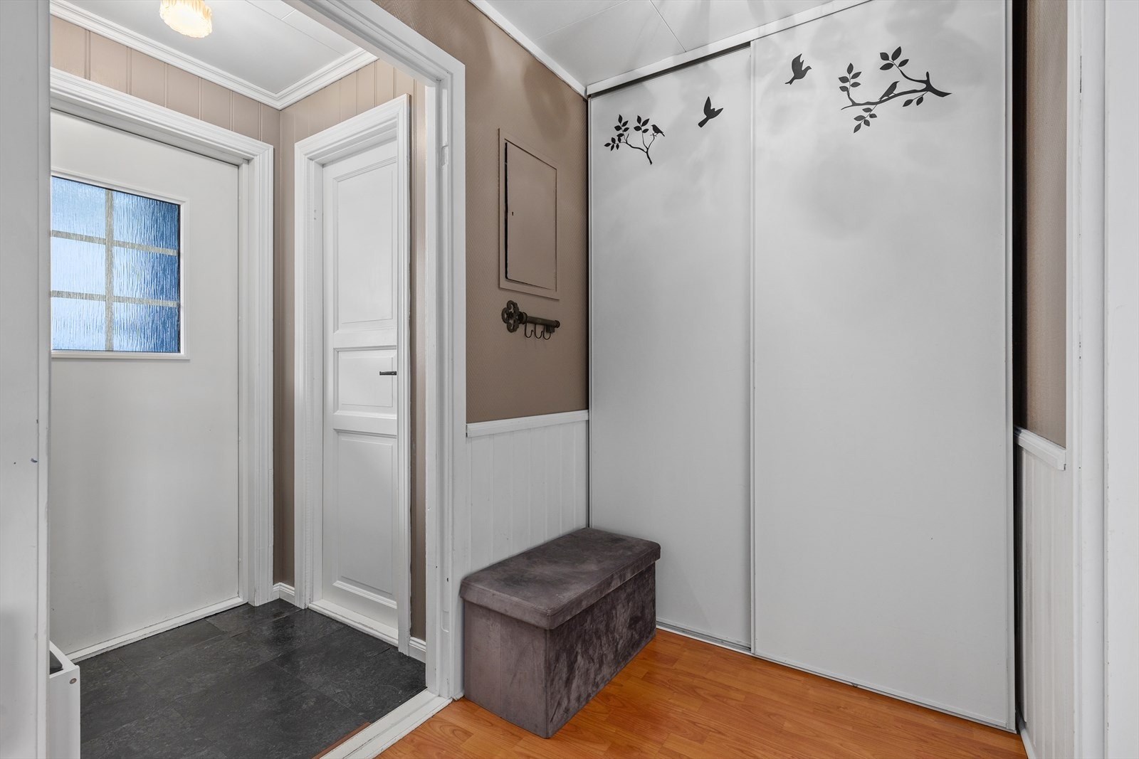 Velkommen inn! Det er toalettrom i tilknytning til entré Galleribilde