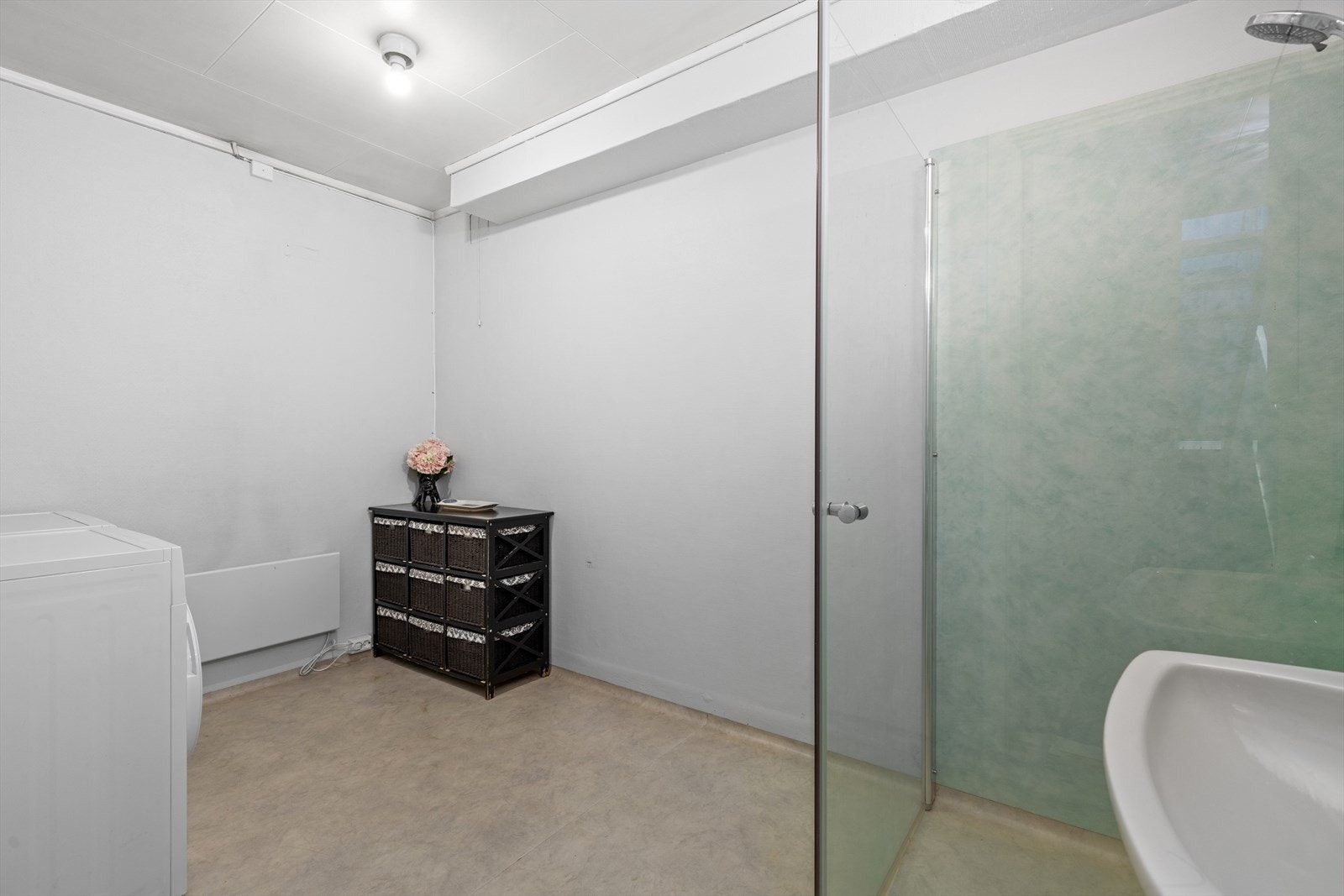 Kombinert bad/vaskerom fra byggeår i boligens underetasje Galleribilde