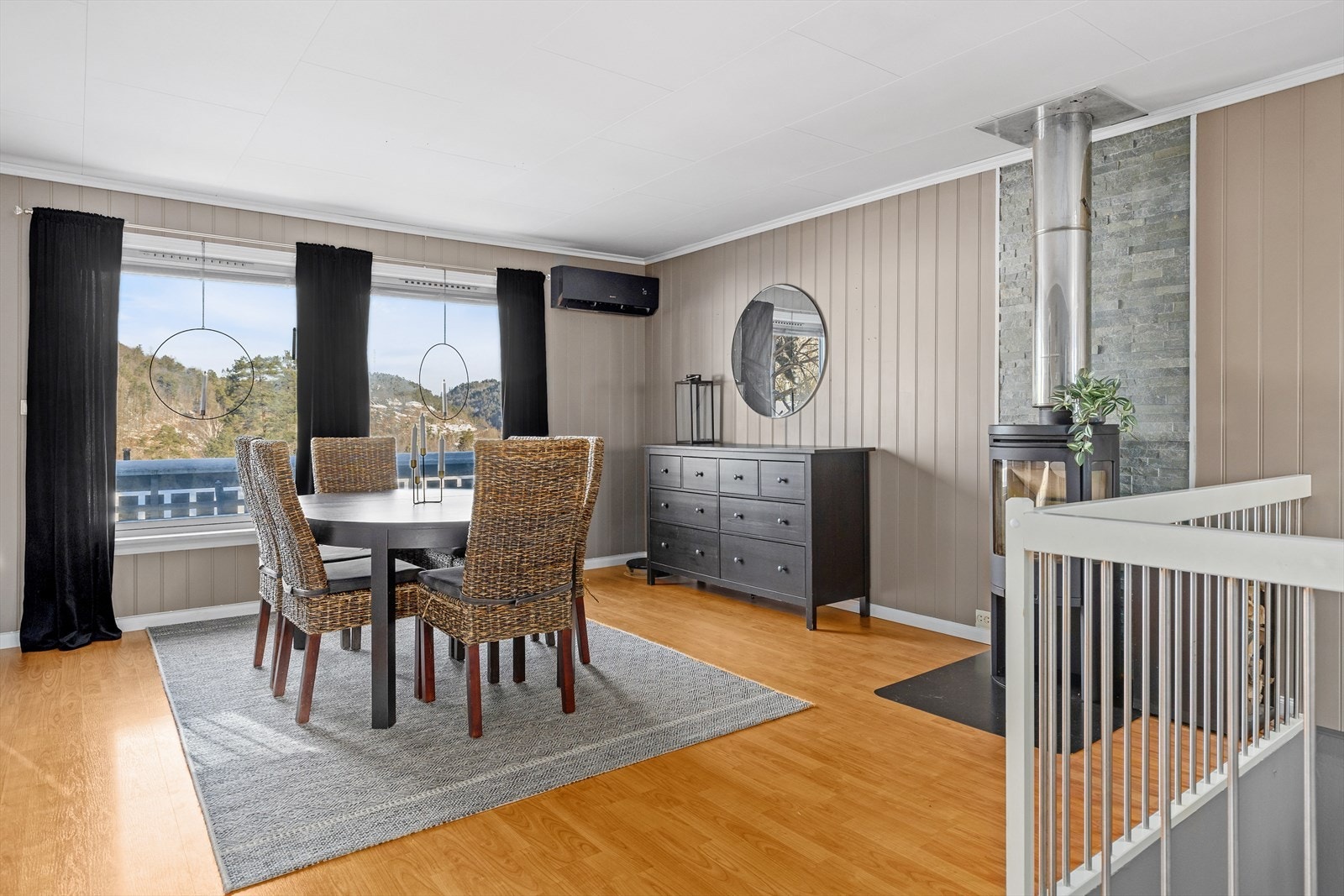 Romslig spiseplass med store vindusflater som slipper inn godt med dagslys Galleribilde