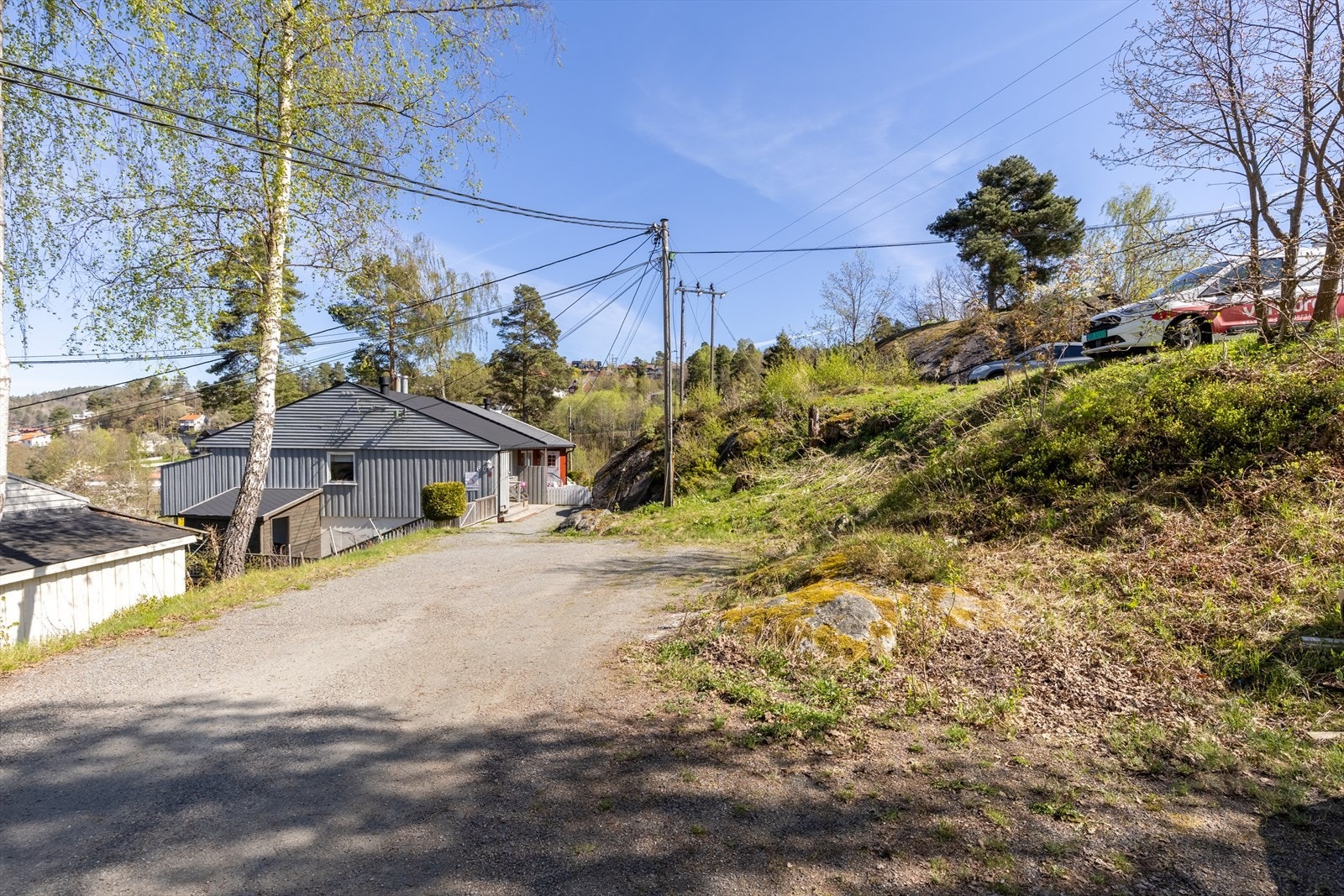 Eier opplyser om at de har i løpet av sin eiertid, parkert på tunet (området man kommer til før inngangsdøra). Det foreligger ingen formell avtale vedrørende parkering. Anbefaler ny eier å få ordnet en parkeringsavtale Galleribilde