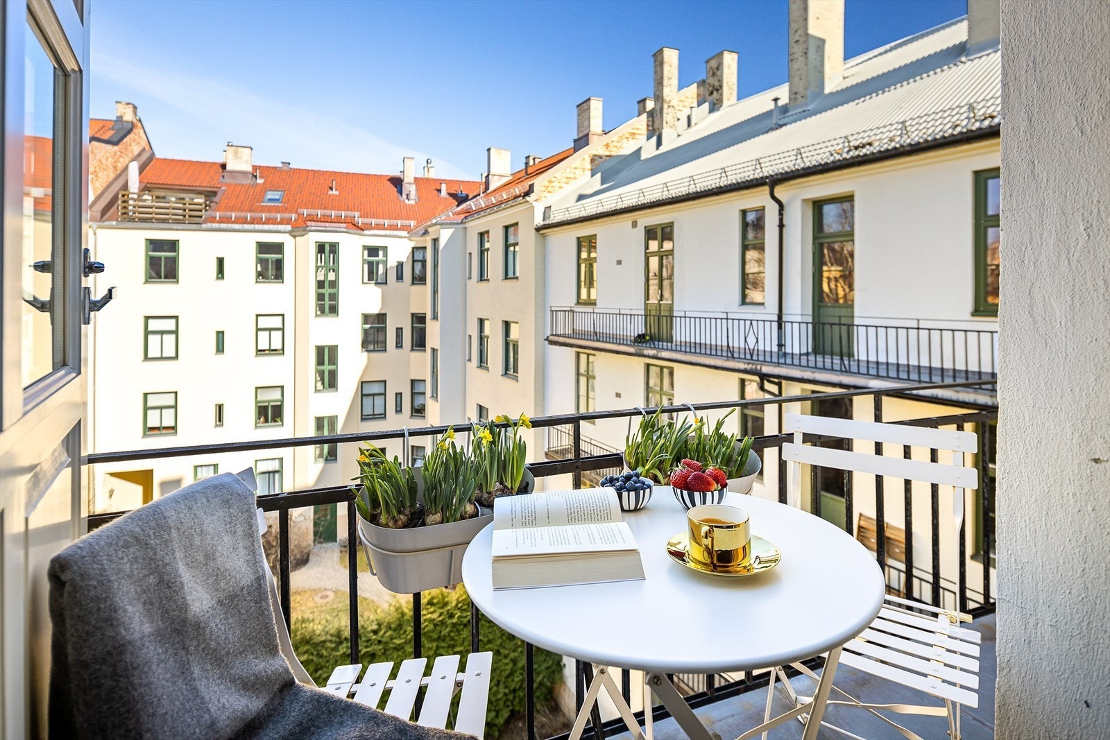 To uteplasser gir mulighet for både sol og skygge - alt etter temperatur og behov. Galleribilde