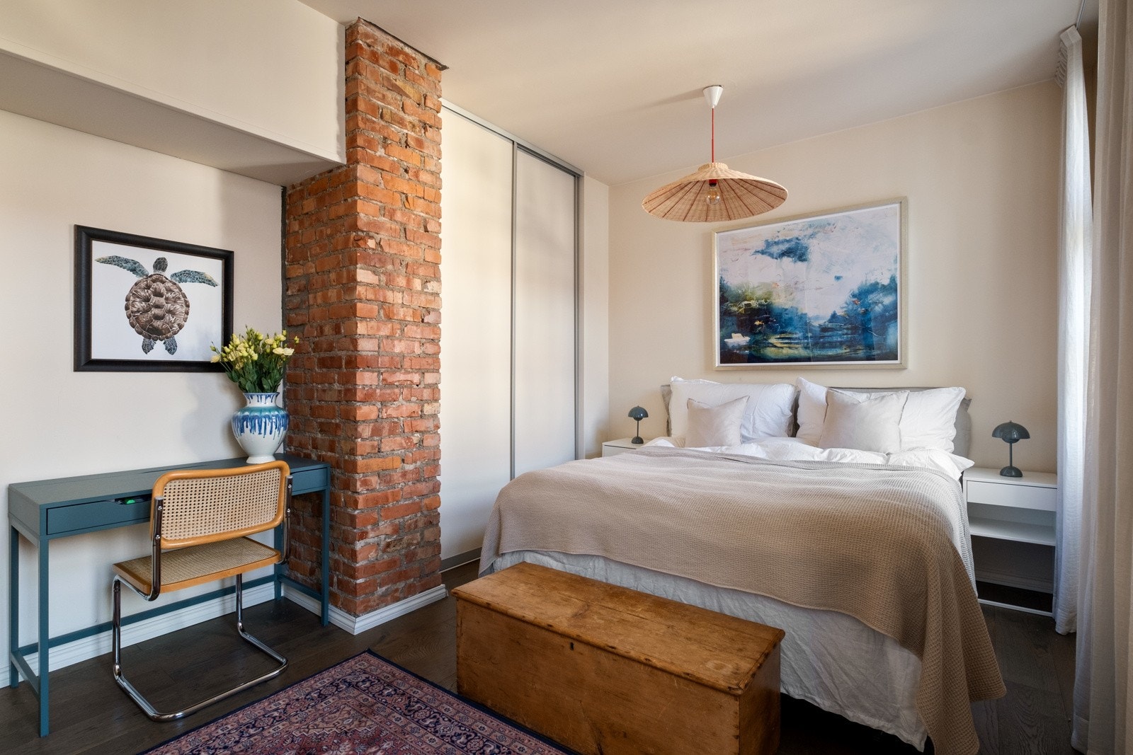 Synlig teglstein gir et lekkert bidrag til den gode atmosfæren. Galleribilde