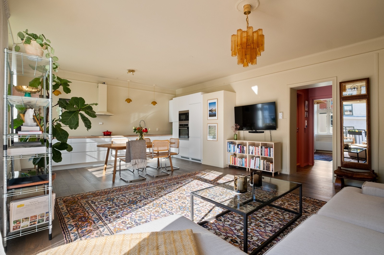 Den åpne løsningen gjør at kjøkkenet også fungerer fint som en sosial sone. Galleribilde