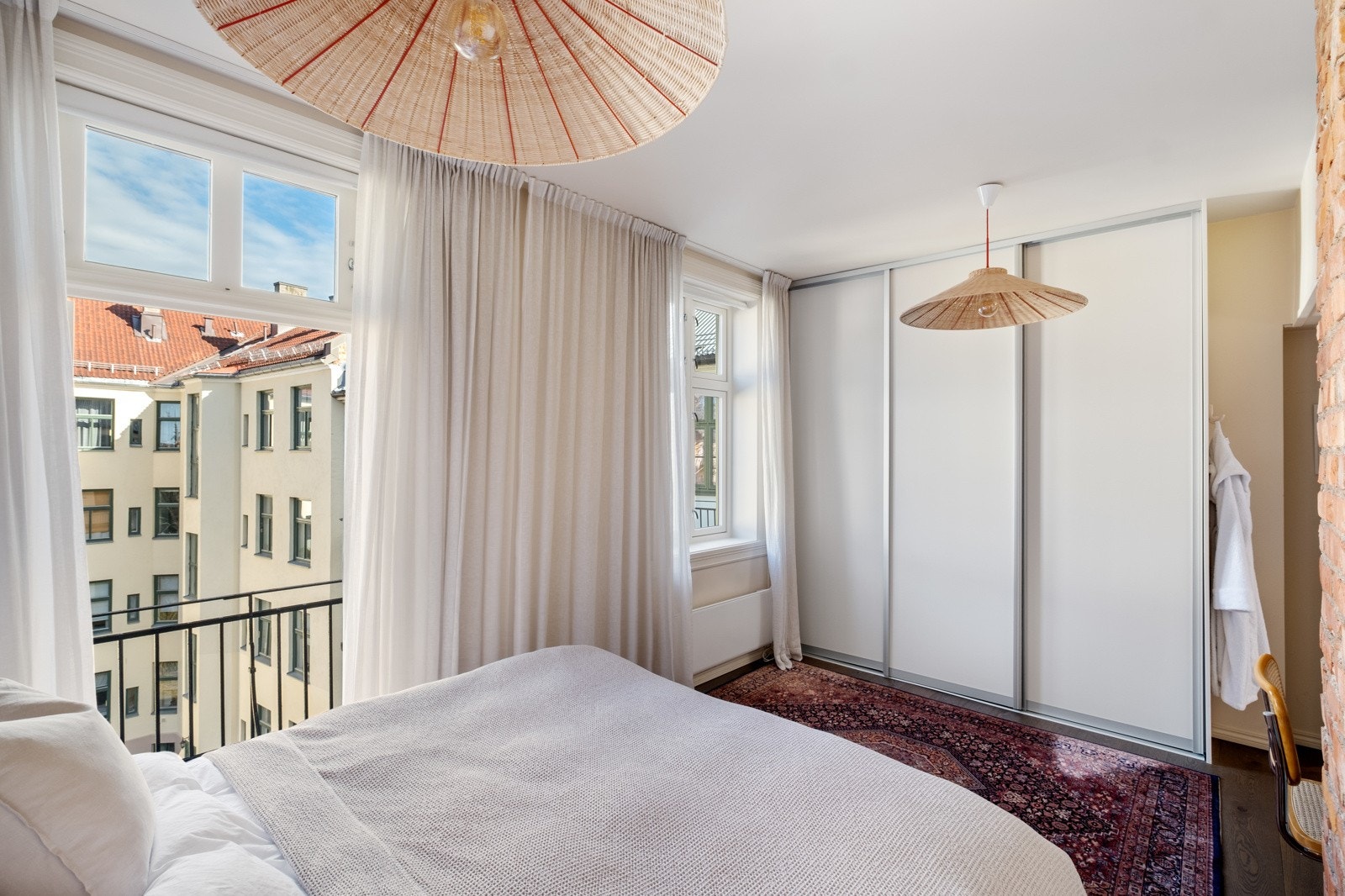 En romslig skyvedørsgarderobe følger boligen. Galleribilde