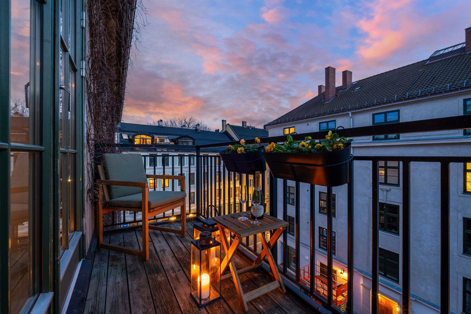 Den herlige balkongen er et nydelig sted å avslutte en varm sommerkveld. Galleribilde