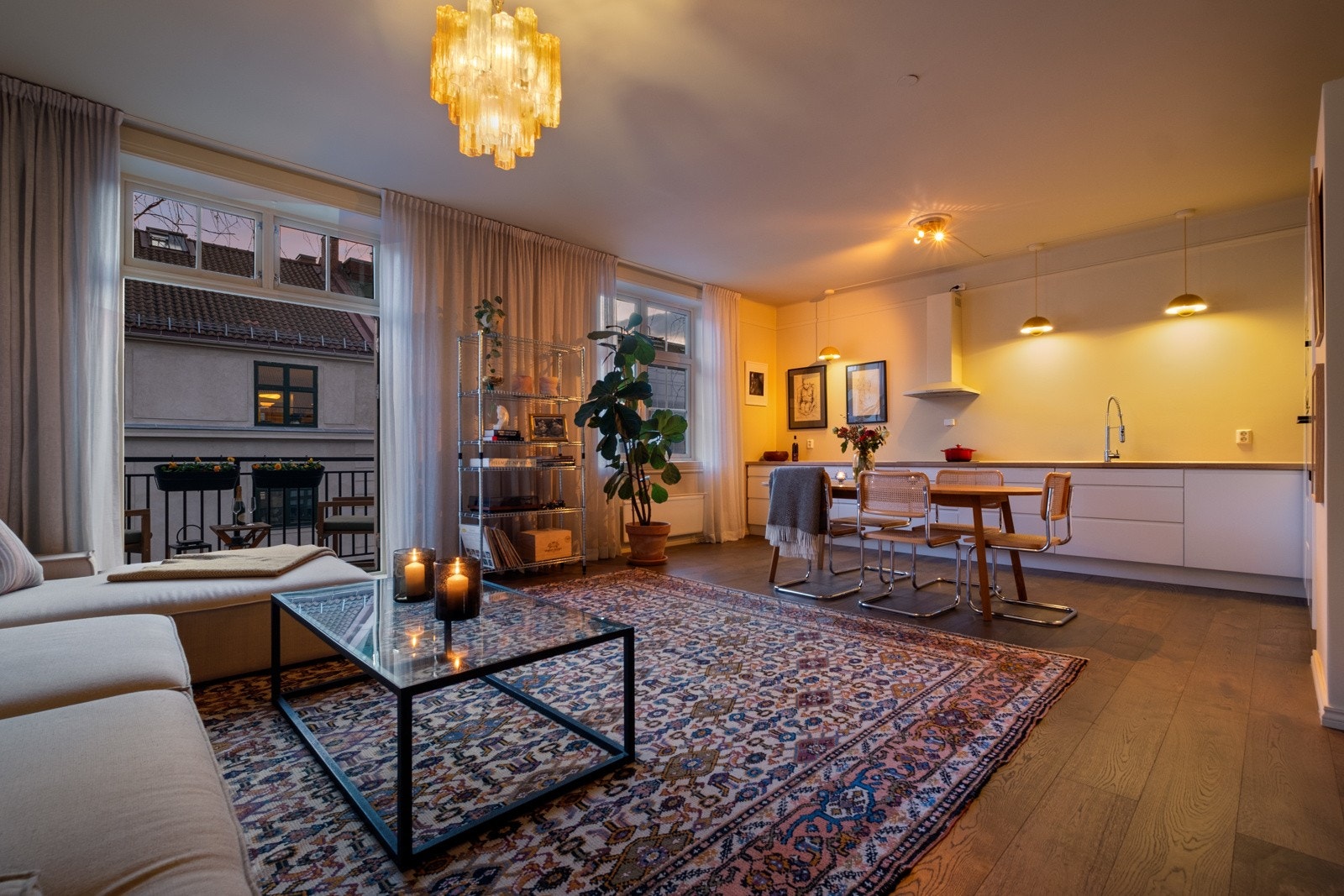 Om kvelden skifter boligen karakter, samtidig som man bevarer den gode romfølelsen. Galleribilde